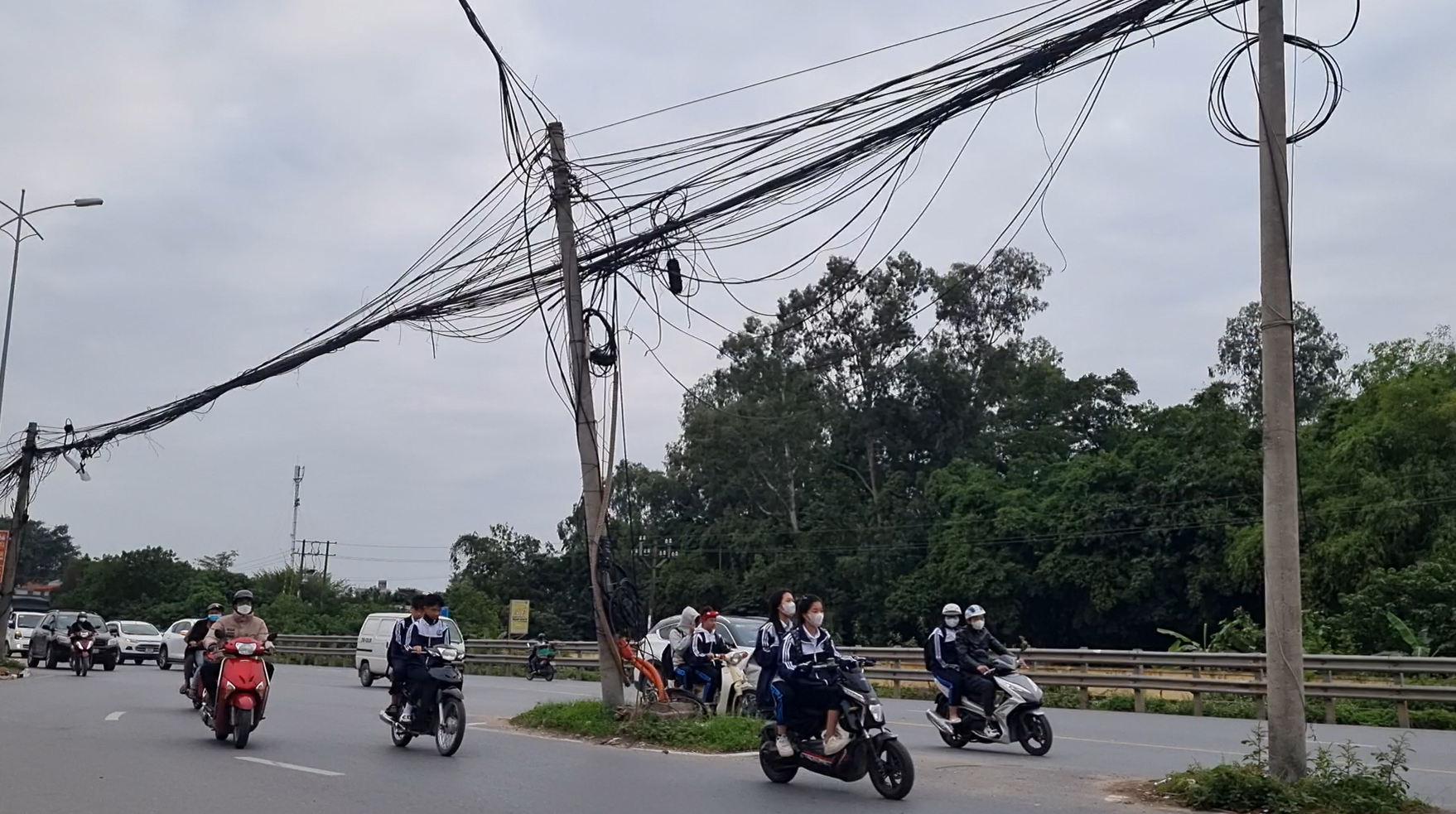 Hà Nội: Hiểm họa từ những chiếc cột điện 