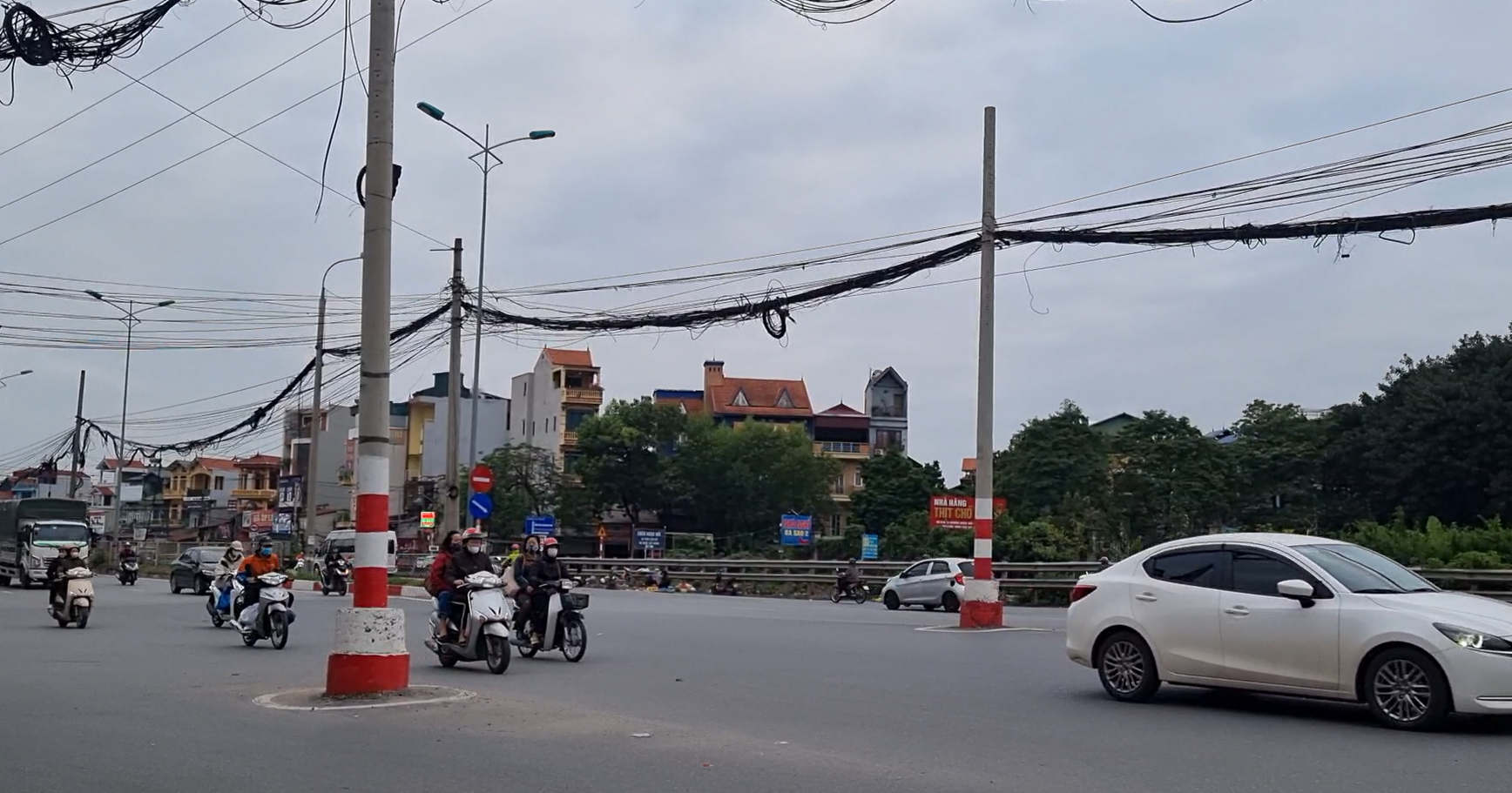 Hà Nội: Hiểm họa từ những chiếc cột điện 