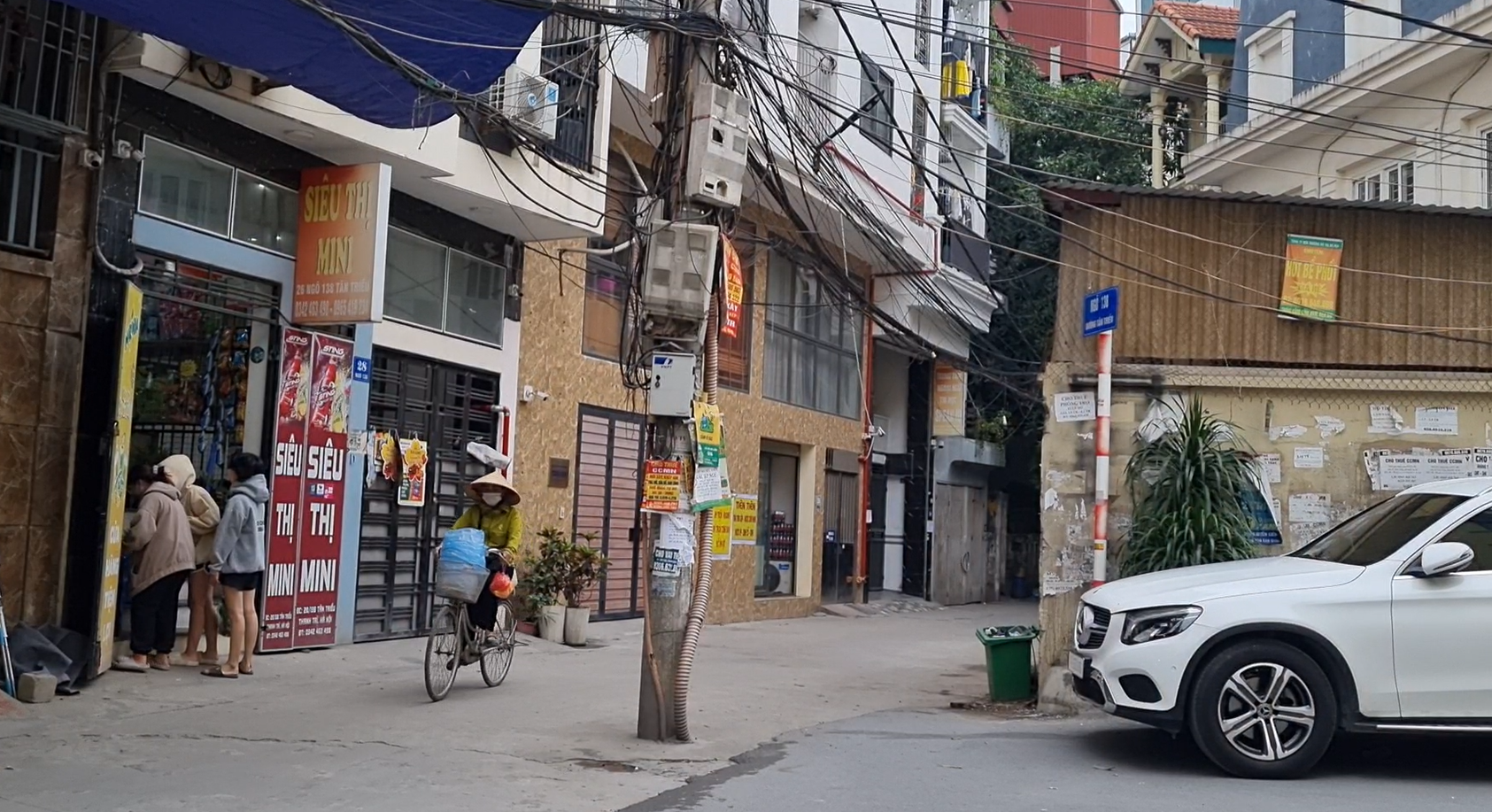 Hà Nội: Hiểm họa từ những chiếc cột điện 