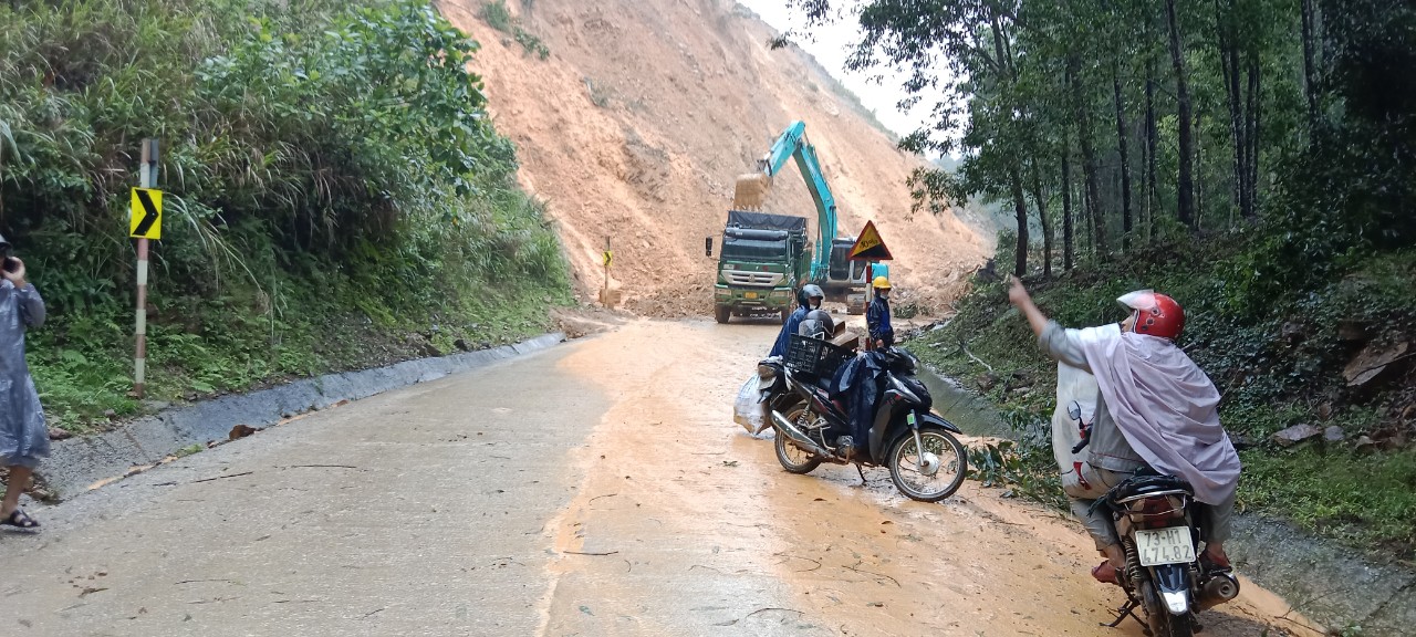 Tập trung ứng phó và khắc phục hậu quả mưa lũ tại khu vực Trung bộ- Ảnh 1.