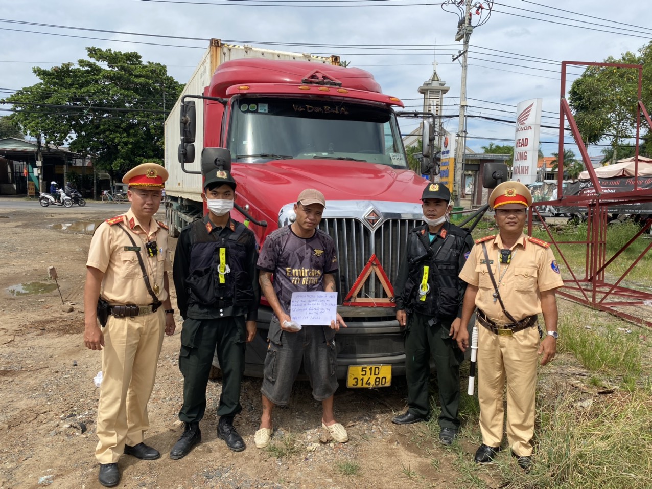 Ba ngày, CSGT phát hiện 15 lái xe dương tính với ma tuý trên QL1A và QL20 - Ảnh 5.