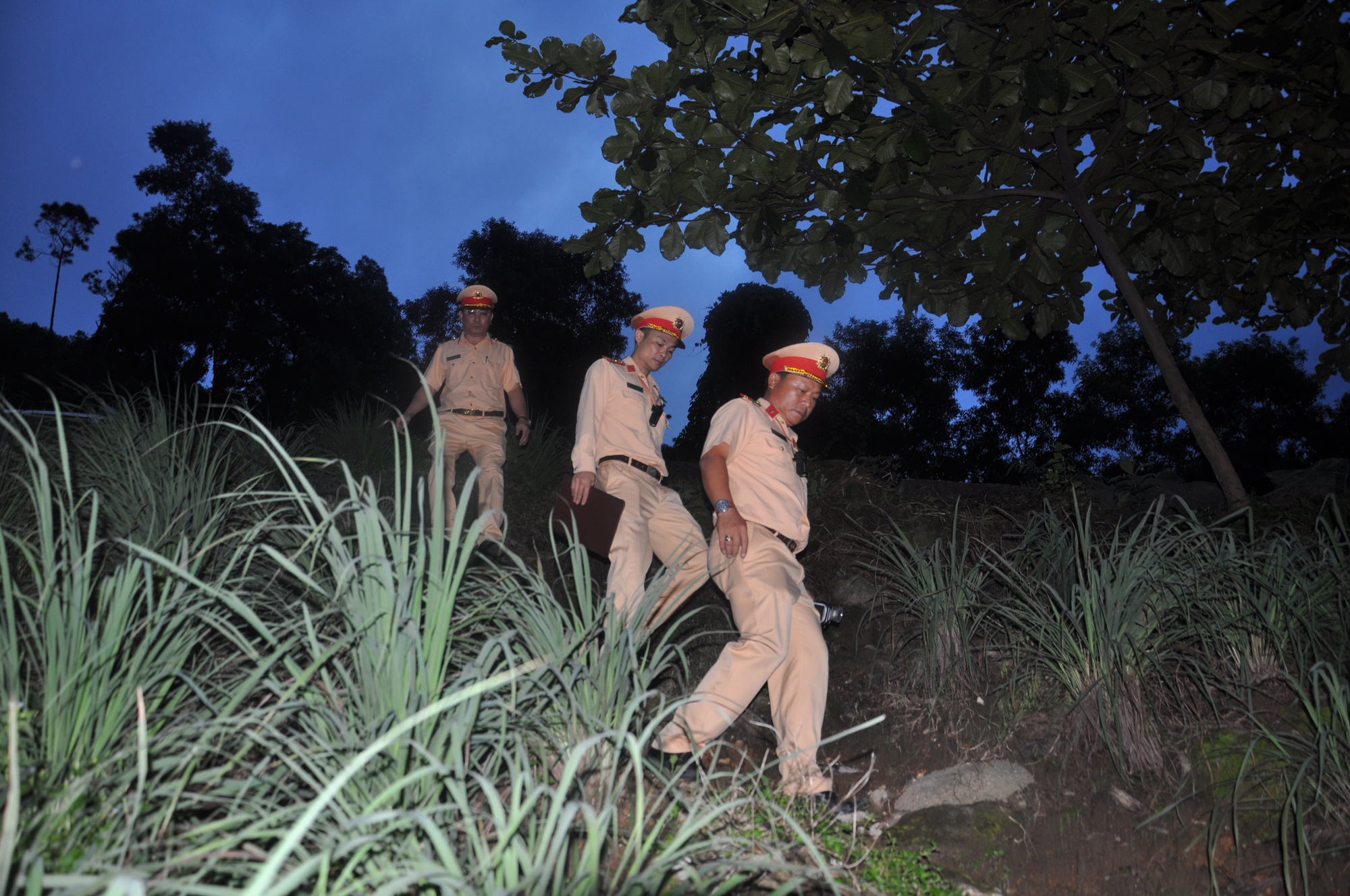 Video CSGT băng rừng, lội bộ kiểm tra nồng độ cồn nhân viên đường sắt Bắc - Nam- Ảnh 5.