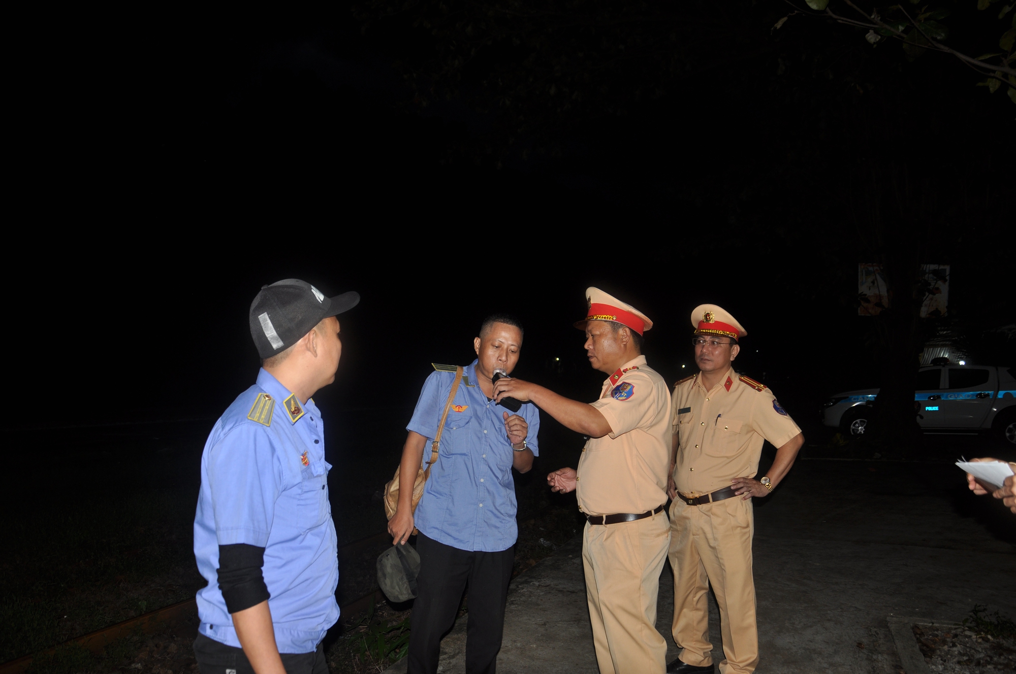 Video CSGT băng rừng, lội bộ kiểm tra nồng độ cồn nhân viên đường sắt Bắc - Nam- Ảnh 11.