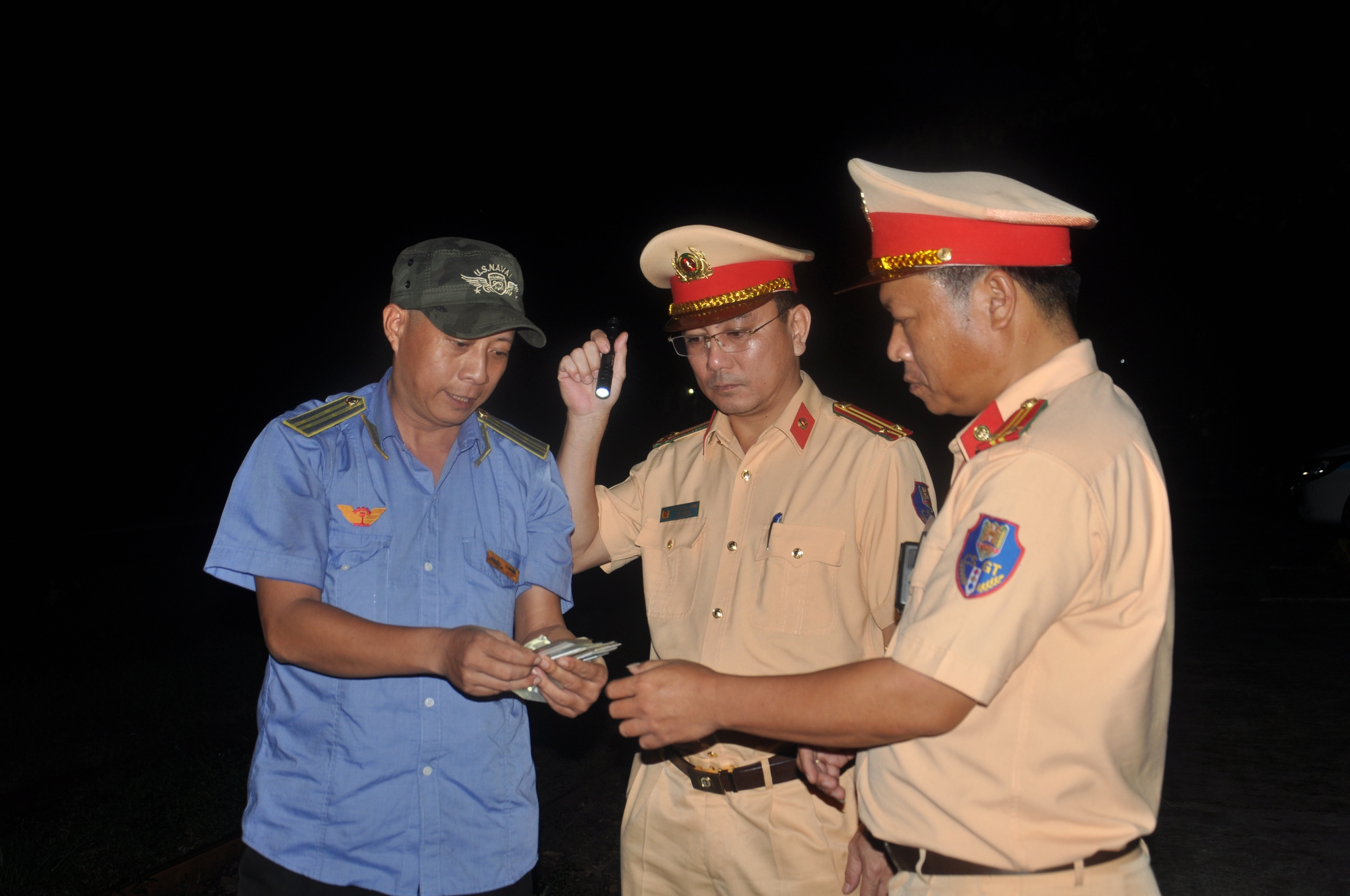 Video CSGT băng rừng, lội bộ kiểm tra nồng độ cồn nhân viên đường sắt Bắc - Nam- Ảnh 12.