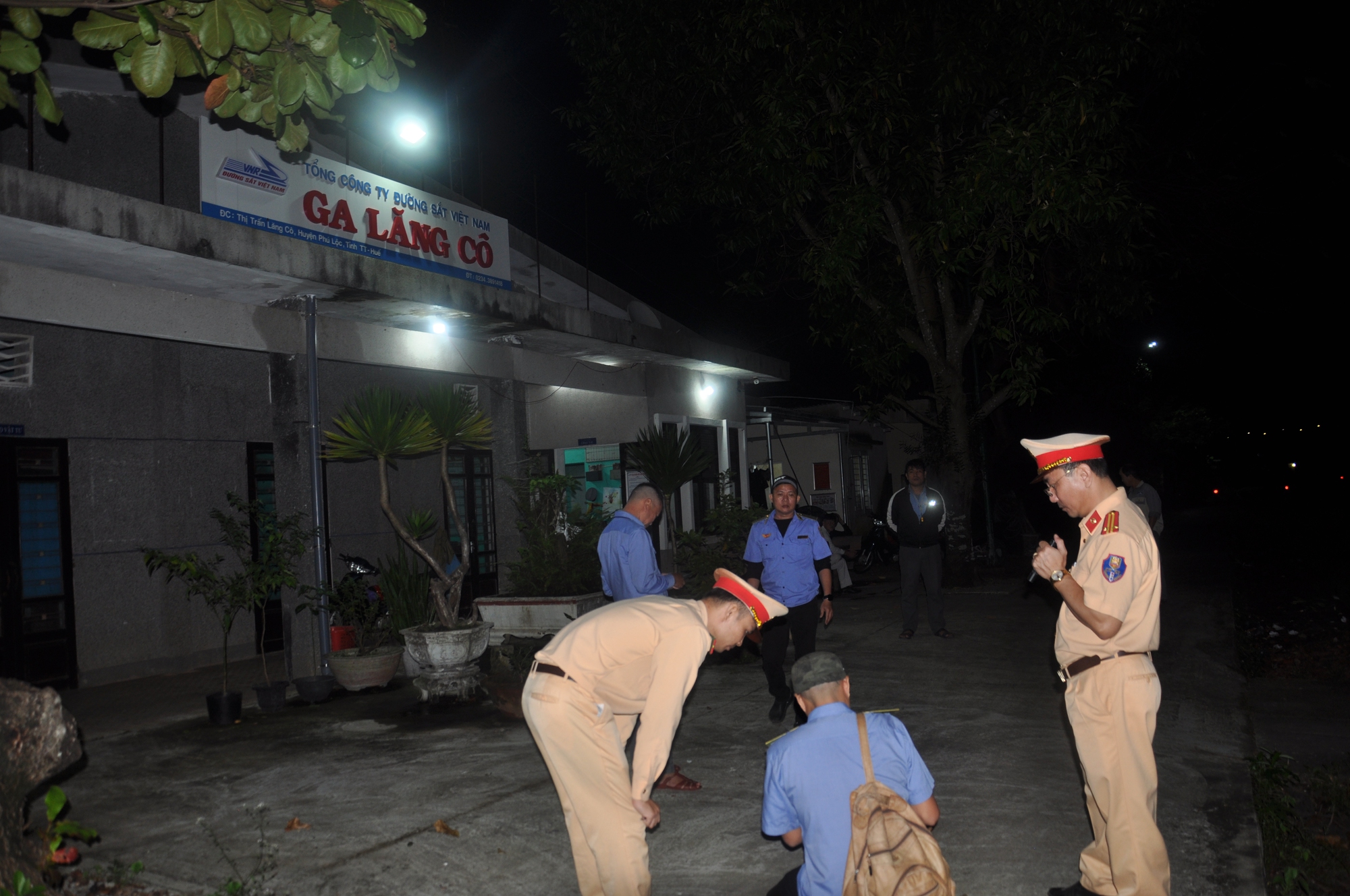 Video CSGT băng rừng, lội bộ kiểm tra nồng độ cồn nhân viên đường sắt Bắc - Nam- Ảnh 10.