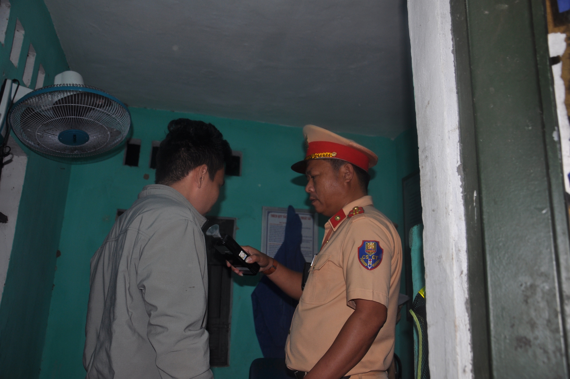 Video CSGT băng rừng, lội bộ kiểm tra nồng độ cồn nhân viên đường sắt Bắc - Nam- Ảnh 13.