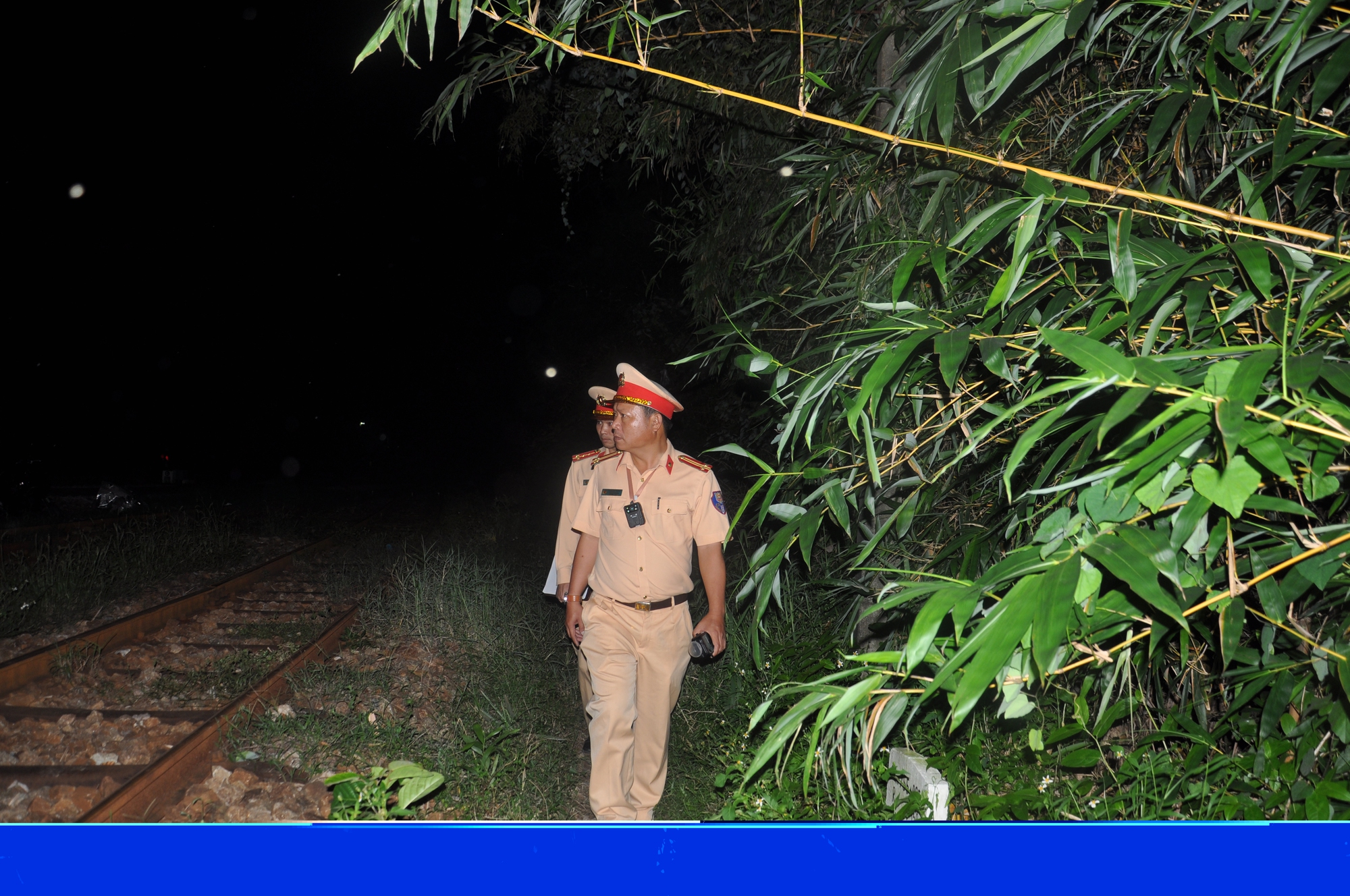 Video CSGT băng rừng, lội bộ kiểm tra nồng độ cồn nhân viên đường sắt Bắc - Nam- Ảnh 7.