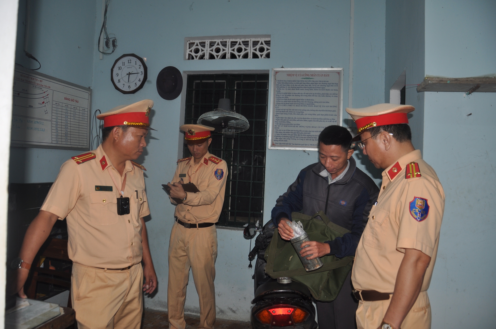 Video CSGT băng rừng, lội bộ kiểm tra nồng độ cồn nhân viên đường sắt Bắc - Nam- Ảnh 14.