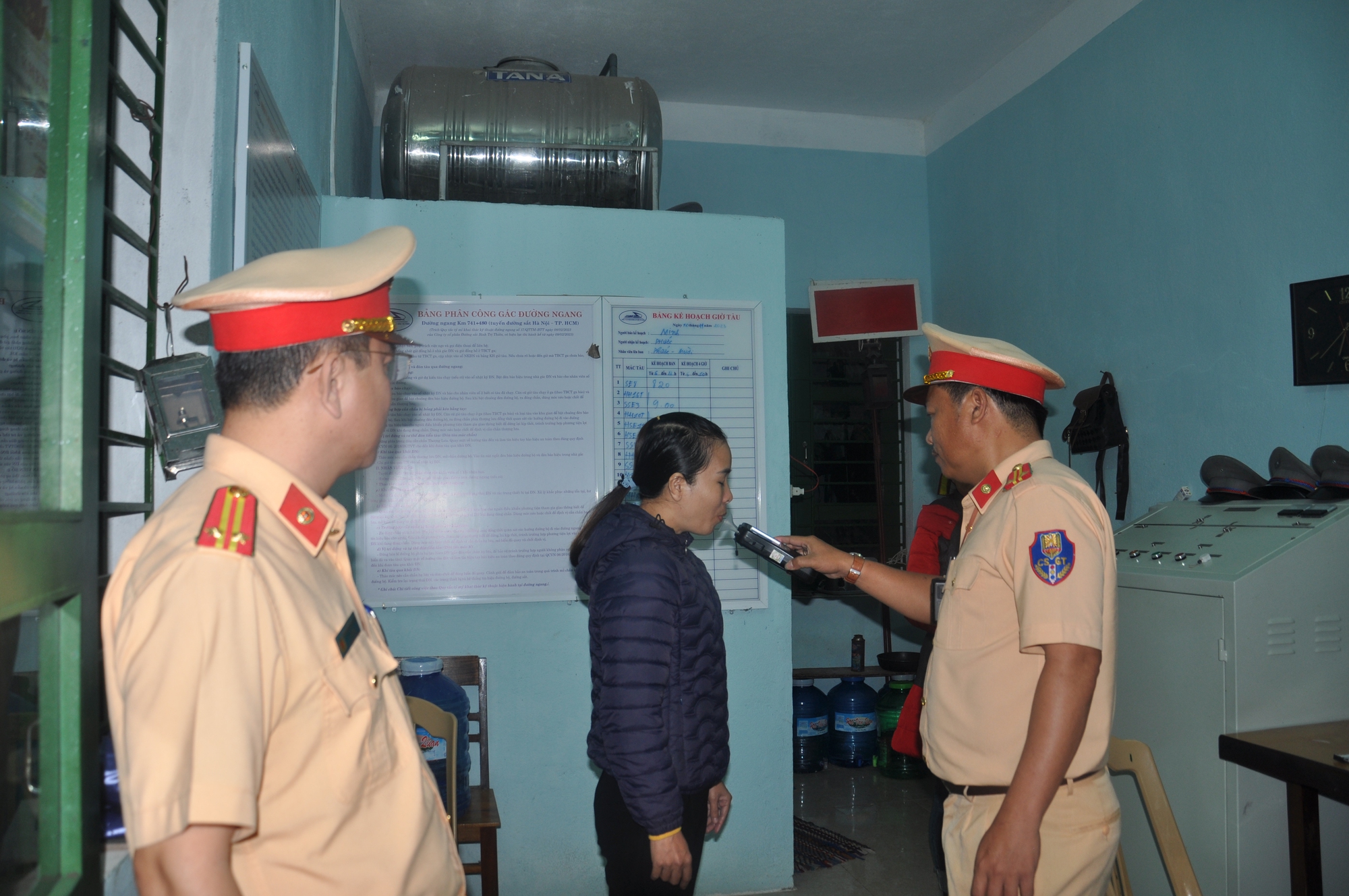 Video CSGT băng rừng, lội bộ kiểm tra nồng độ cồn nhân viên đường sắt Bắc - Nam- Ảnh 20.