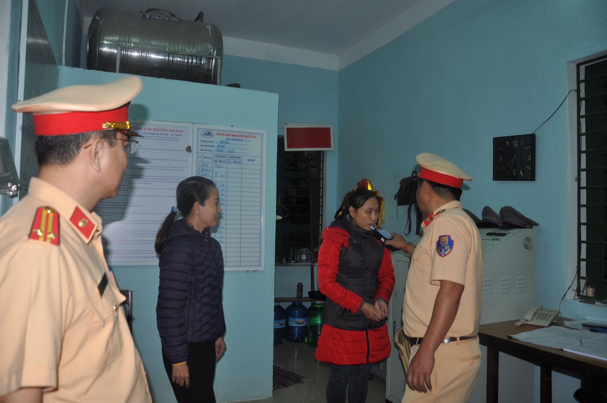 Video CSGT băng rừng, lội bộ kiểm tra nồng độ cồn nhân viên đường sắt Bắc - Nam- Ảnh 21.