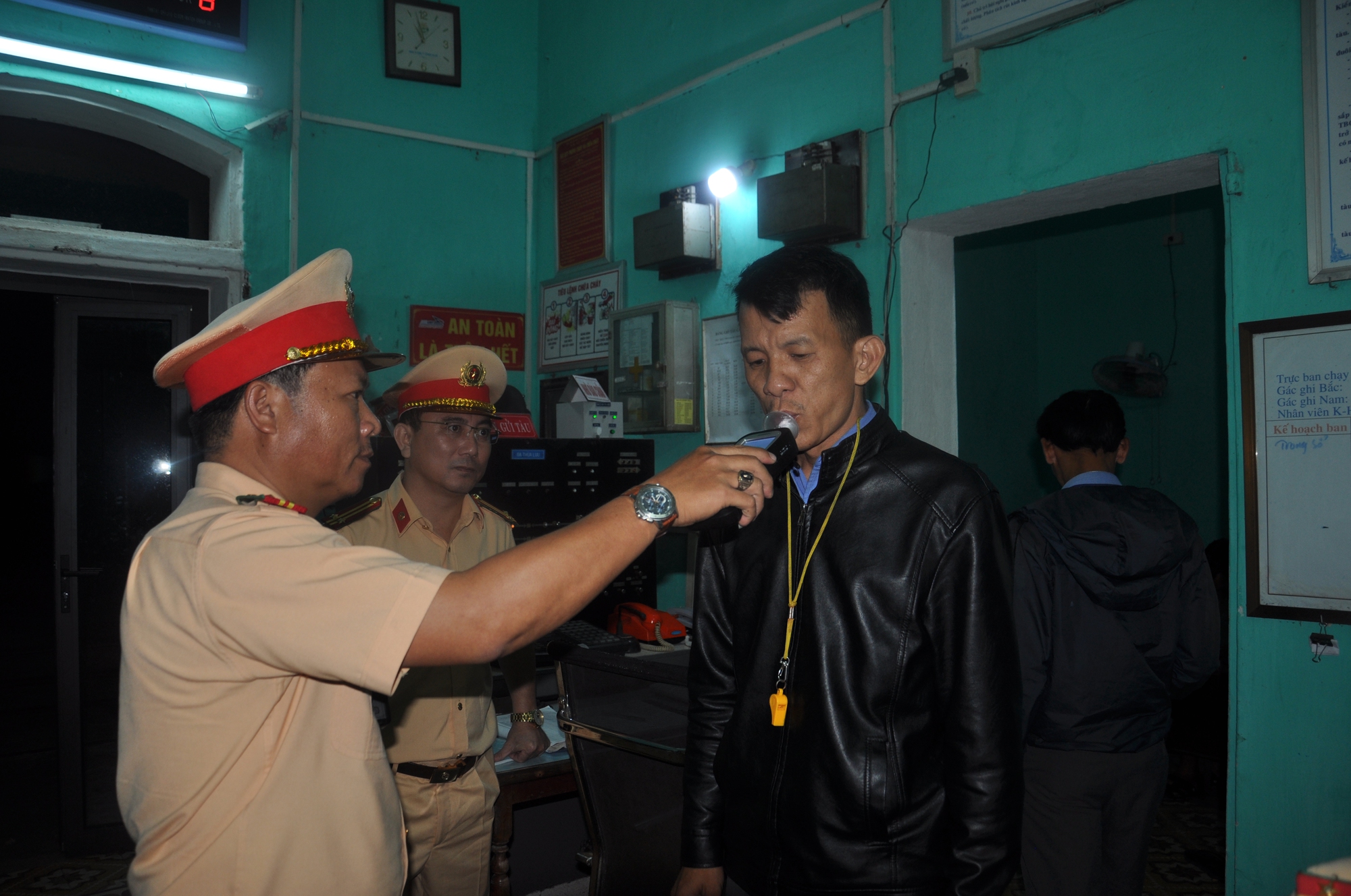 Video CSGT băng rừng, lội bộ kiểm tra nồng độ cồn nhân viên đường sắt Bắc - Nam- Ảnh 23.