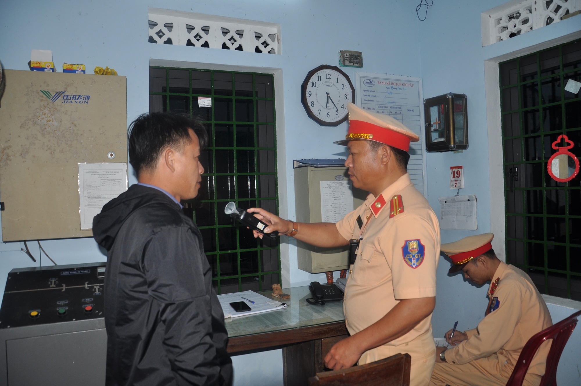 Video CSGT băng rừng, lội bộ kiểm tra nồng độ cồn nhân viên đường sắt Bắc - Nam- Ảnh 22.