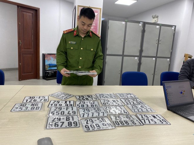 Hà Nội: Triệt phá 3 cơ sở sản xuất biển kiểm soát phương tiện giả- Ảnh 1.