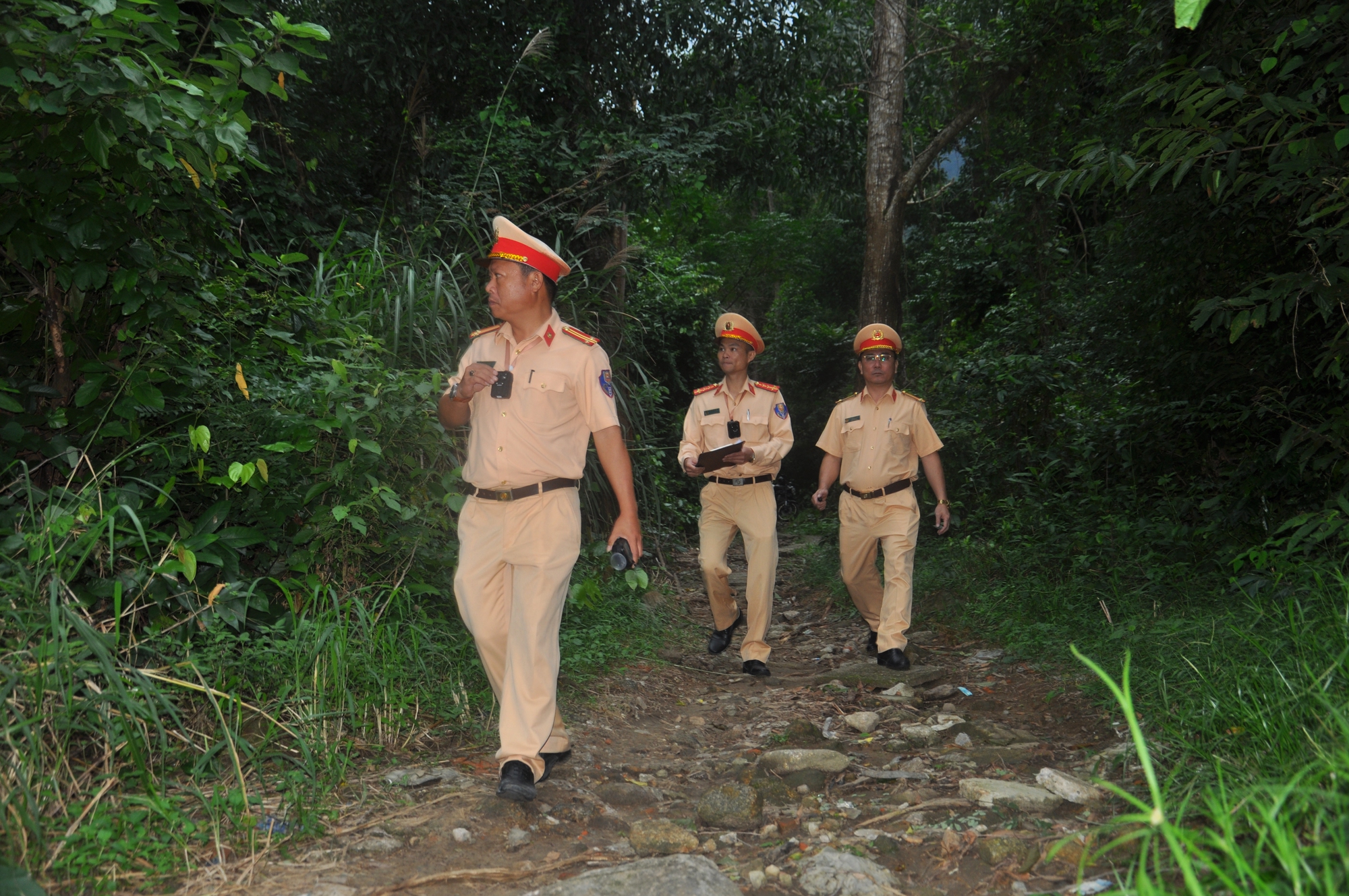 Video CSGT băng rừng, lội bộ kiểm tra nồng độ cồn nhân viên đường sắt Bắc - Nam- Ảnh 8.