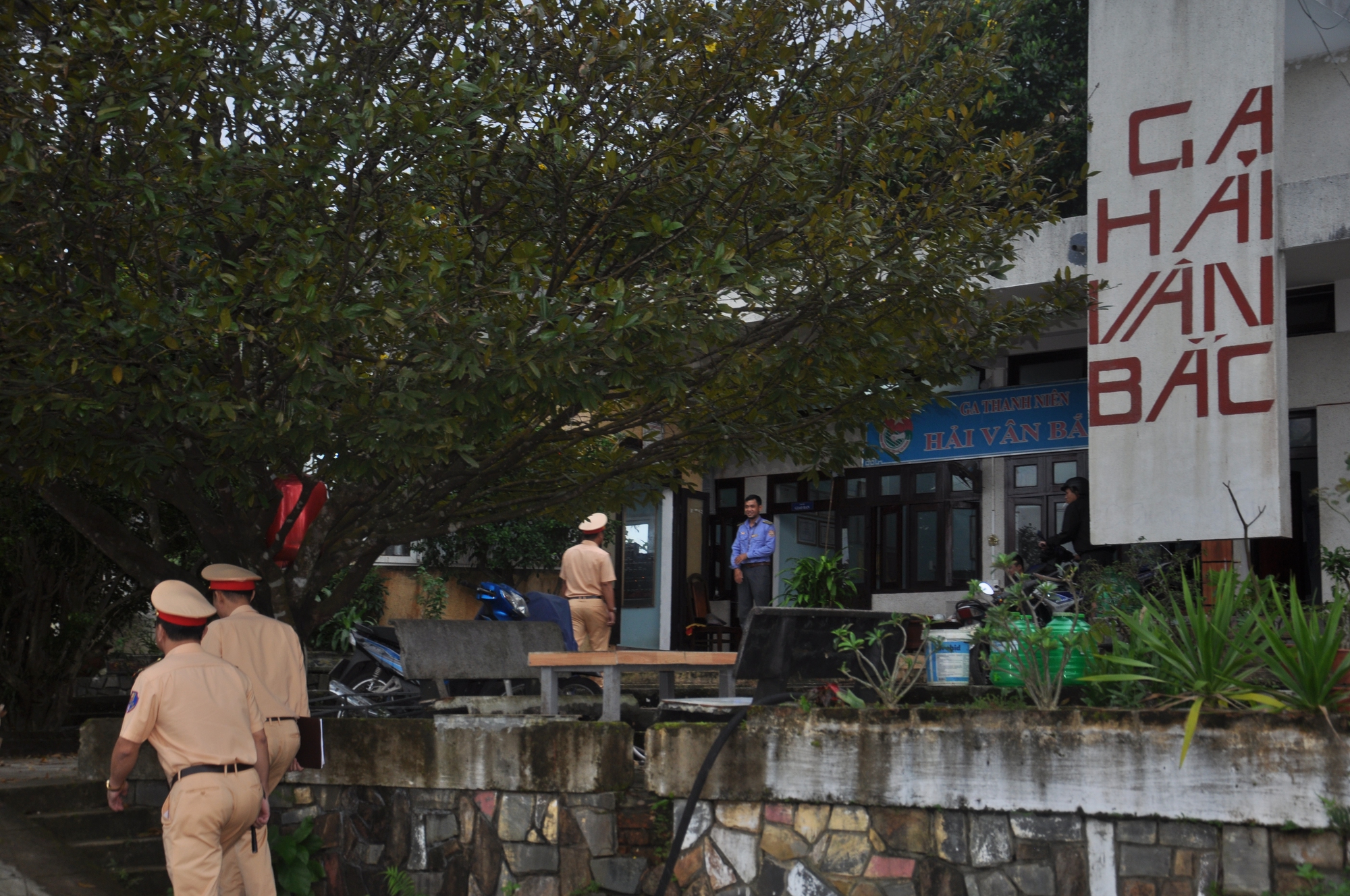 Video CSGT băng rừng, lội bộ kiểm tra nồng độ cồn nhân viên đường sắt Bắc - Nam- Ảnh 9.