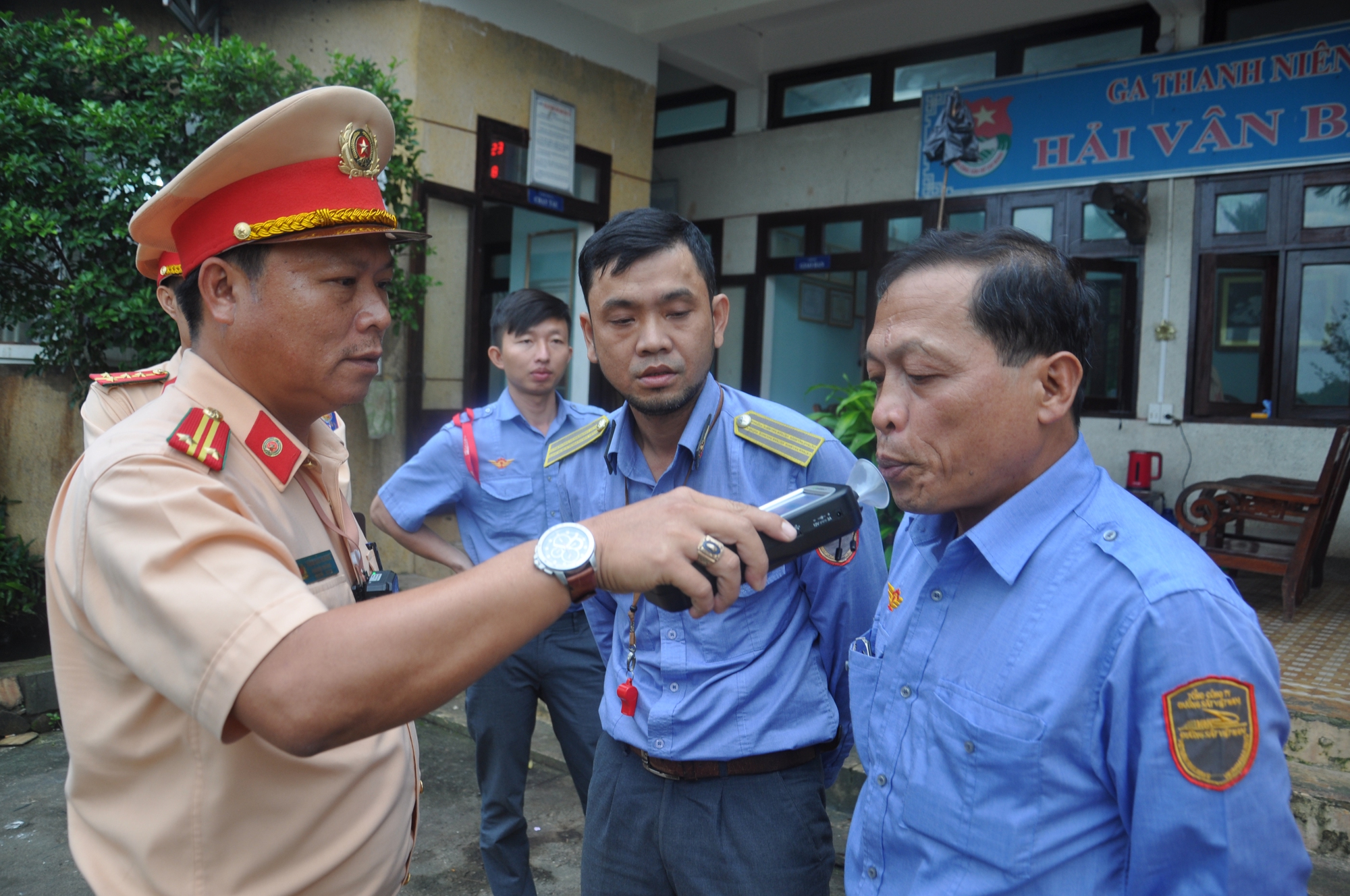 Video CSGT băng rừng, lội bộ kiểm tra nồng độ cồn nhân viên đường sắt Bắc - Nam- Ảnh 15.