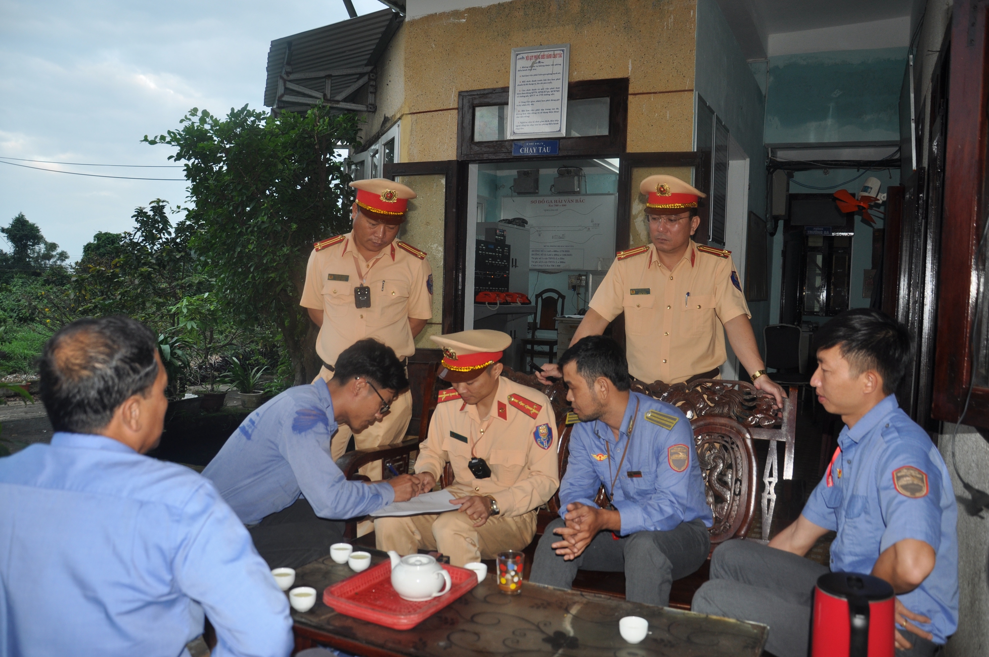 Video CSGT băng rừng, lội bộ kiểm tra nồng độ cồn nhân viên đường sắt Bắc - Nam- Ảnh 16.