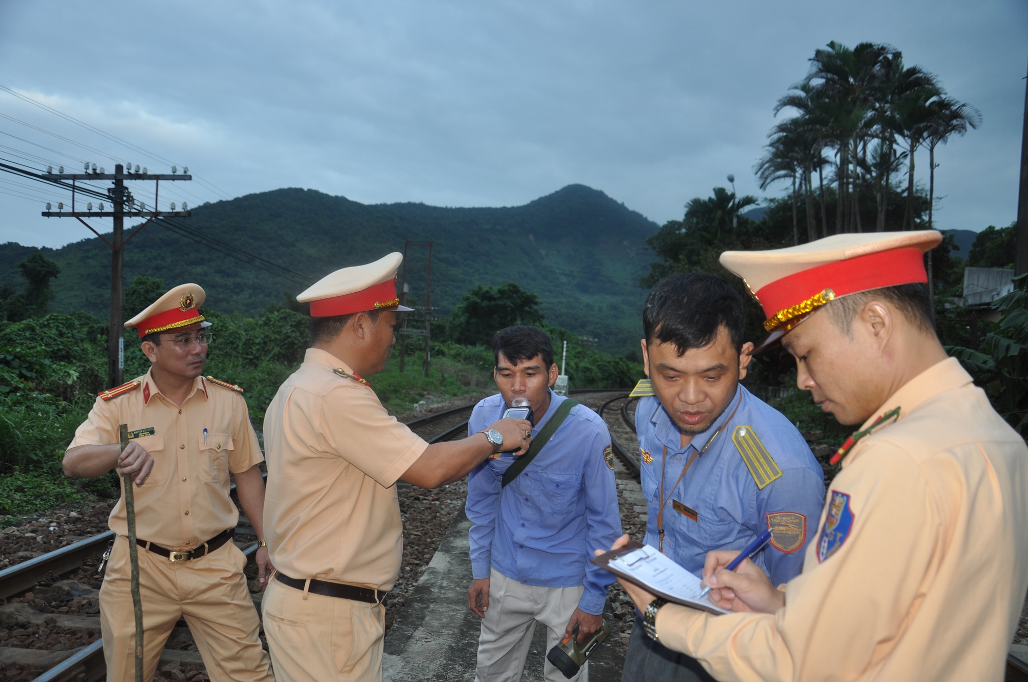 Video CSGT băng rừng, lội bộ kiểm tra nồng độ cồn nhân viên đường sắt Bắc - Nam- Ảnh 17.