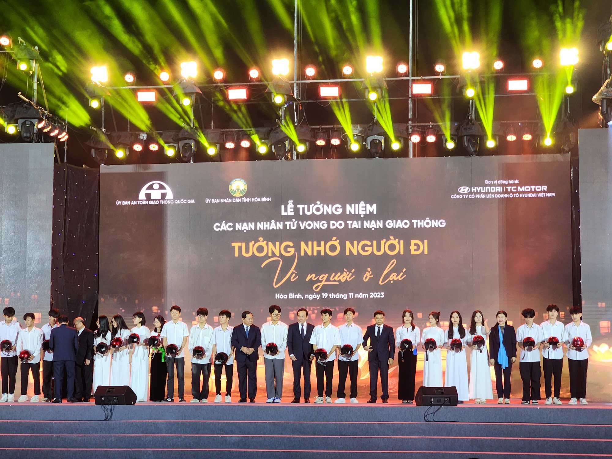 Tưởng niệm nạn nhân TNGT: Phía sau những cái chết là hàng ngàn gia đình bị tổn thương- Ảnh 5.