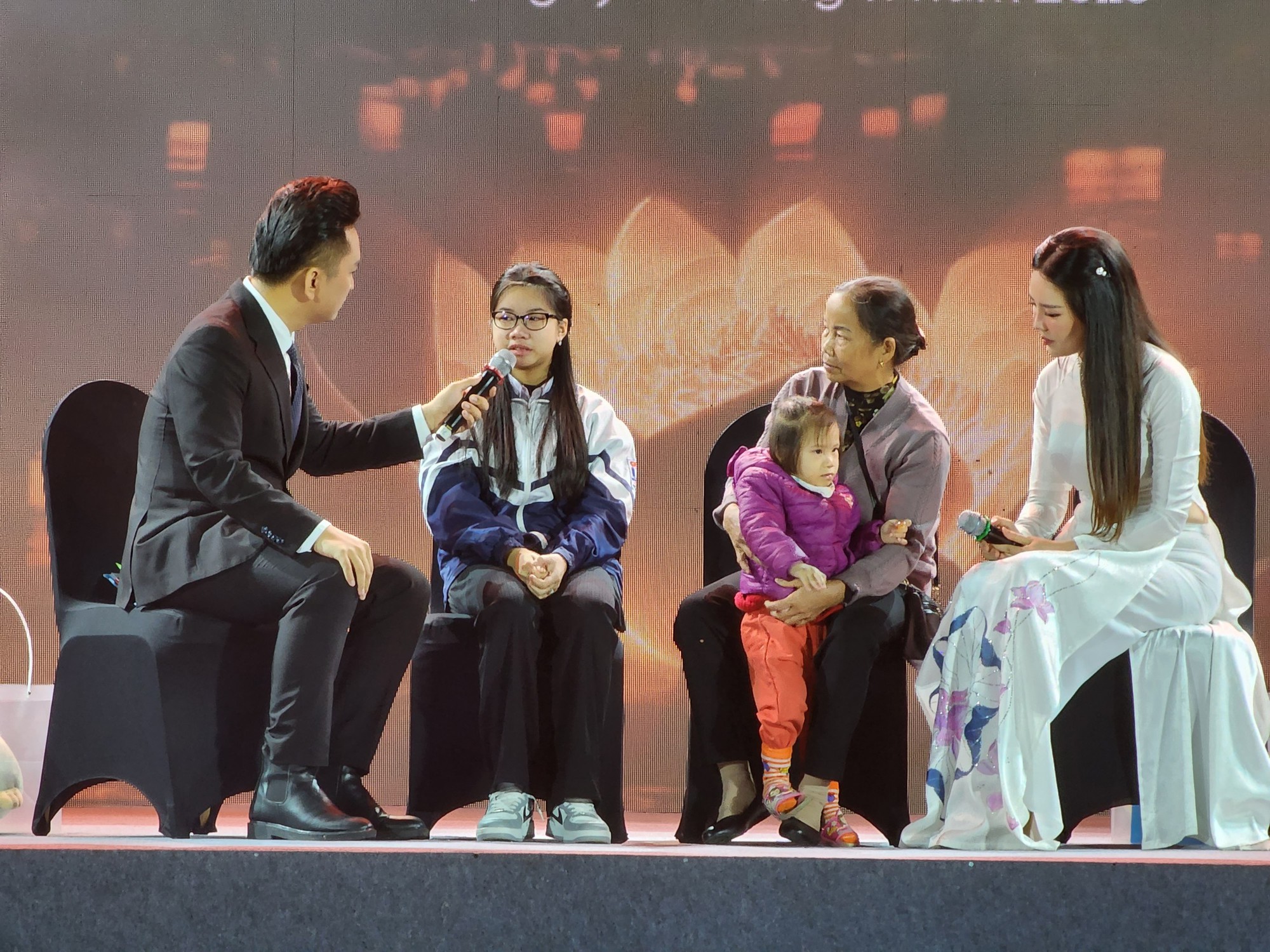 Tưởng niệm nạn nhân TNGT: Phía sau những cái chết là hàng ngàn gia đình bị tổn thương- Ảnh 4.