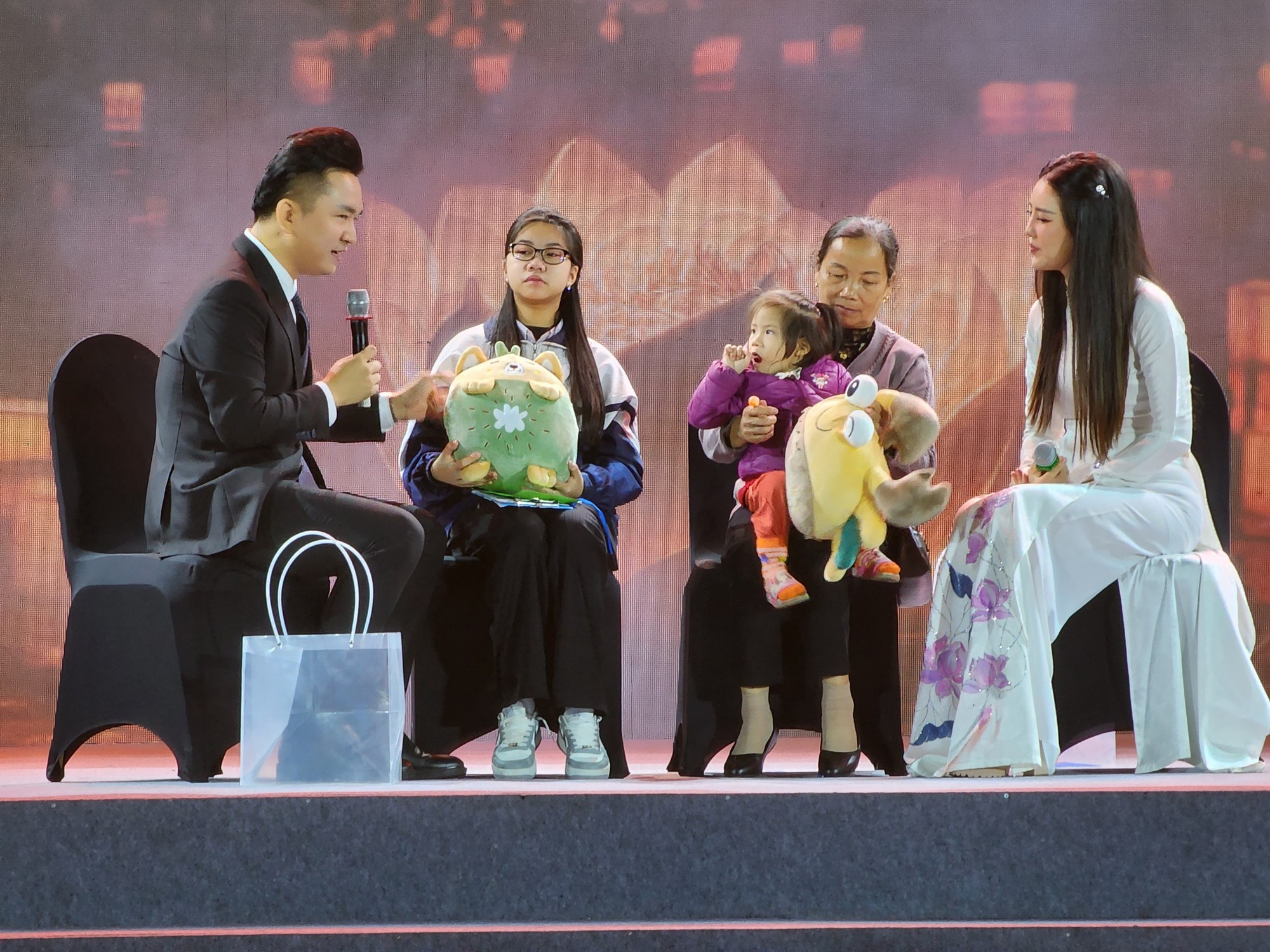 Tưởng niệm nạn nhân TNGT: Phía sau những cái chết là hàng ngàn gia đình bị tổn thương- Ảnh 2.