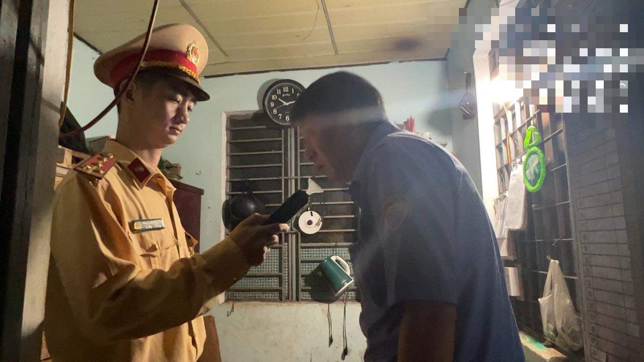 CSGT xuyên đêm kiểm tra, phát hiện nhân viên đường sắt vi phạm nồng độ cồn - Ảnh 2.