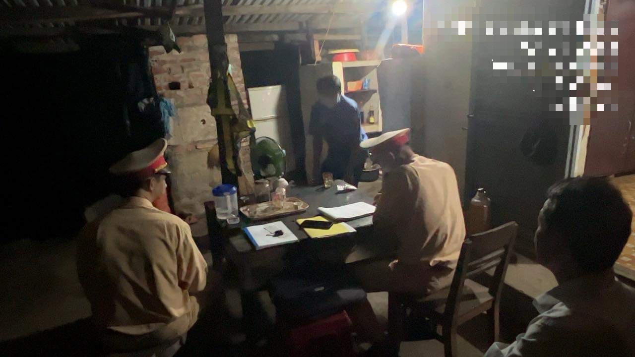 CSGT xuyên đêm kiểm tra, phát hiện nhân viên đường sắt vi phạm nồng độ cồn - Ảnh 3.