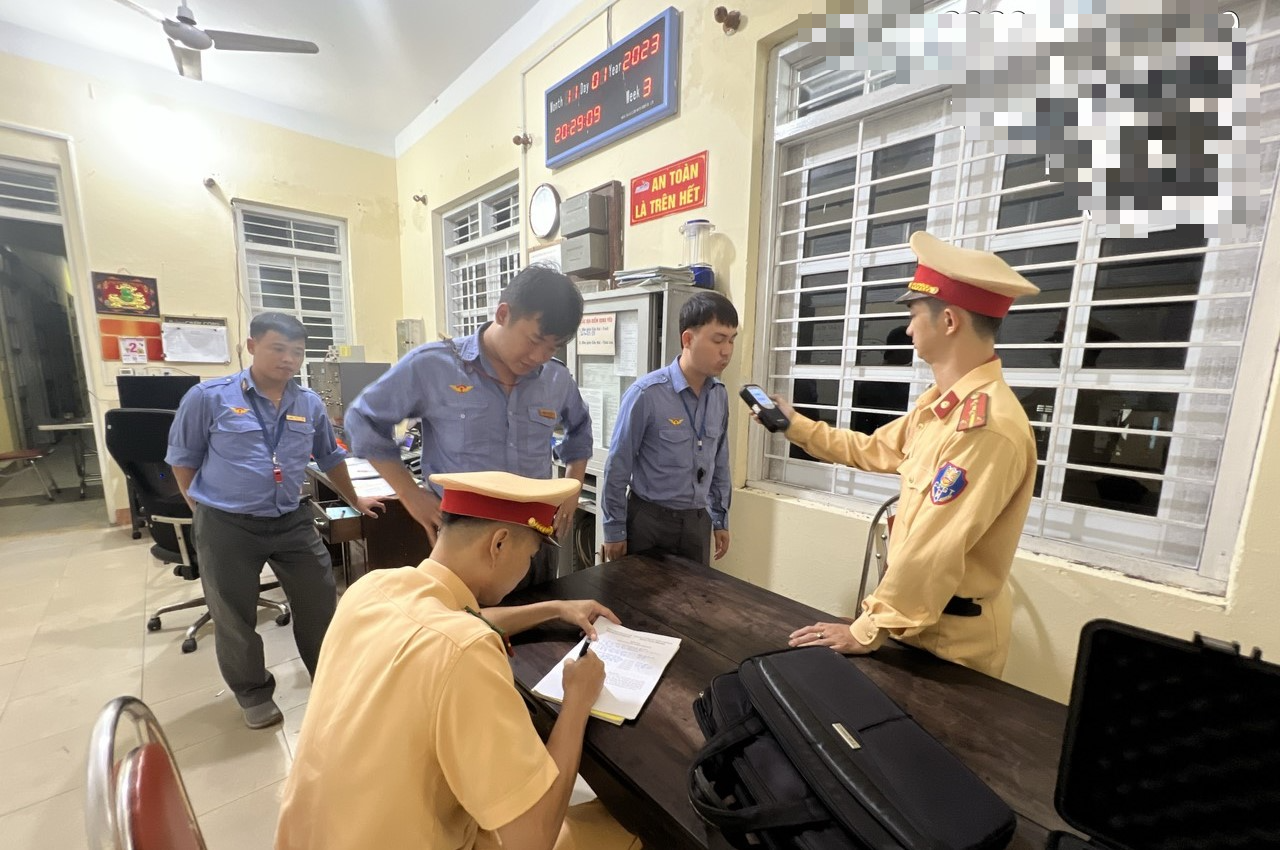 CSGT xuyên đêm kiểm tra, phát hiện nhân viên đường sắt vi phạm nồng độ cồn - Ảnh 4.