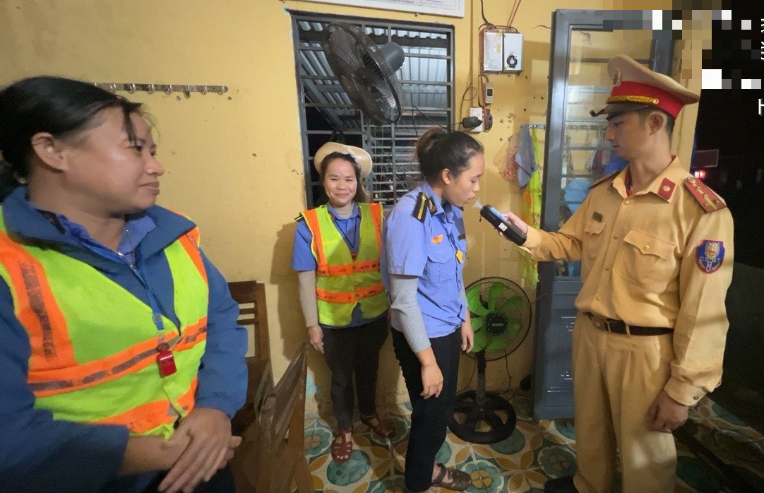 CSGT xuyên đêm kiểm tra, phát hiện nhân viên đường sắt vi phạm nồng độ cồn - Ảnh 8.