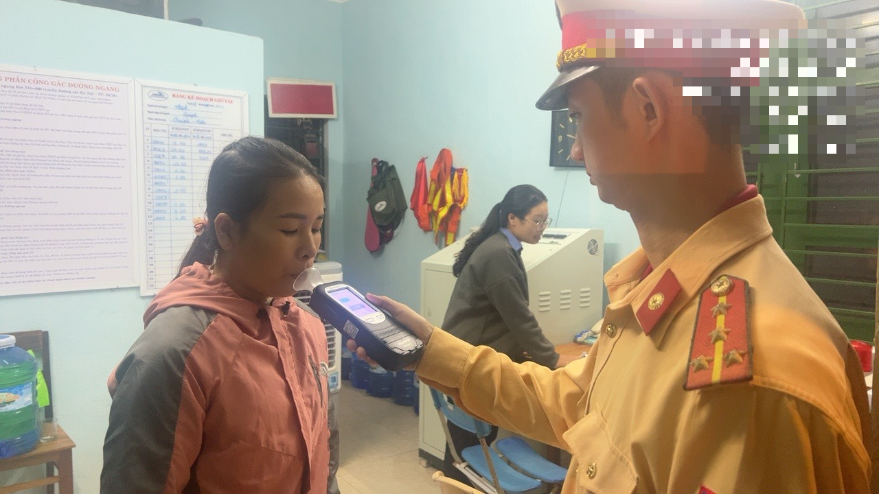 CSGT xuyên đêm kiểm tra, phát hiện nhân viên đường sắt vi phạm nồng độ cồn - Ảnh 9.