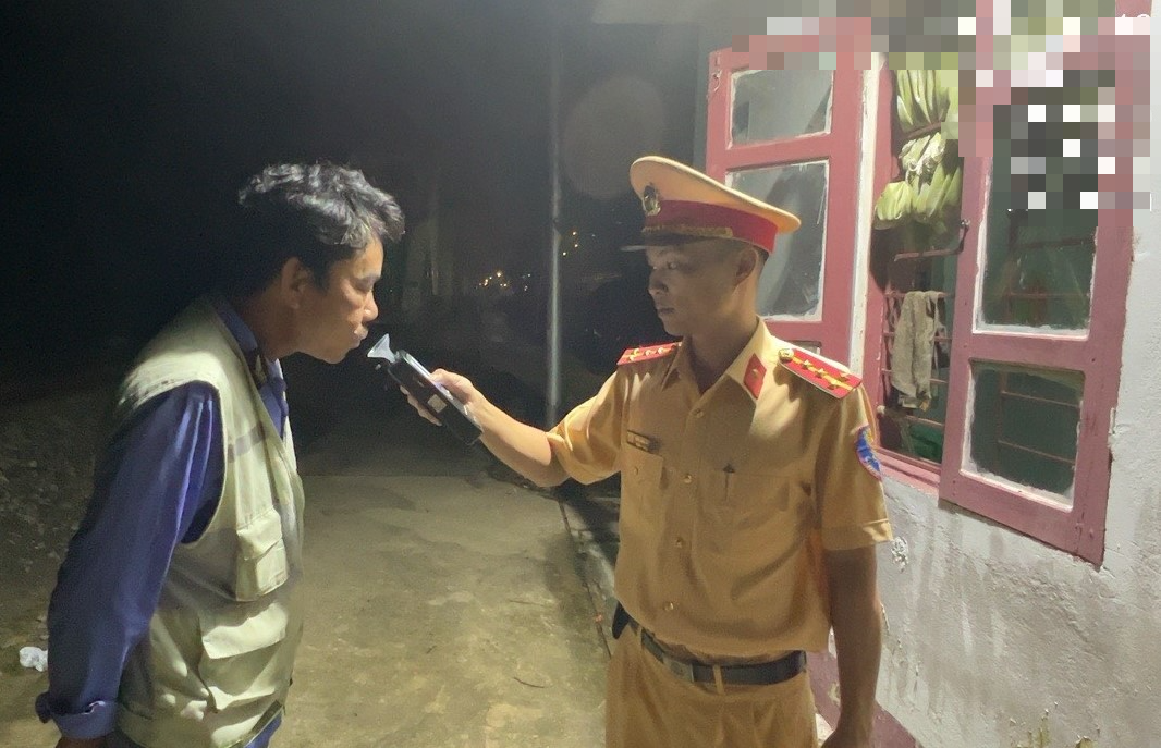 CSGT xuyên đêm kiểm tra, phát hiện nhân viên đường sắt vi phạm nồng độ cồn - Ảnh 12.