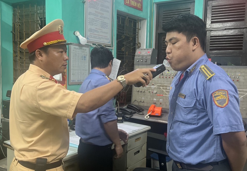 CSGT xuyên đêm kiểm tra, phát hiện nhân viên đường sắt vi phạm nồng độ cồn - Ảnh 1.