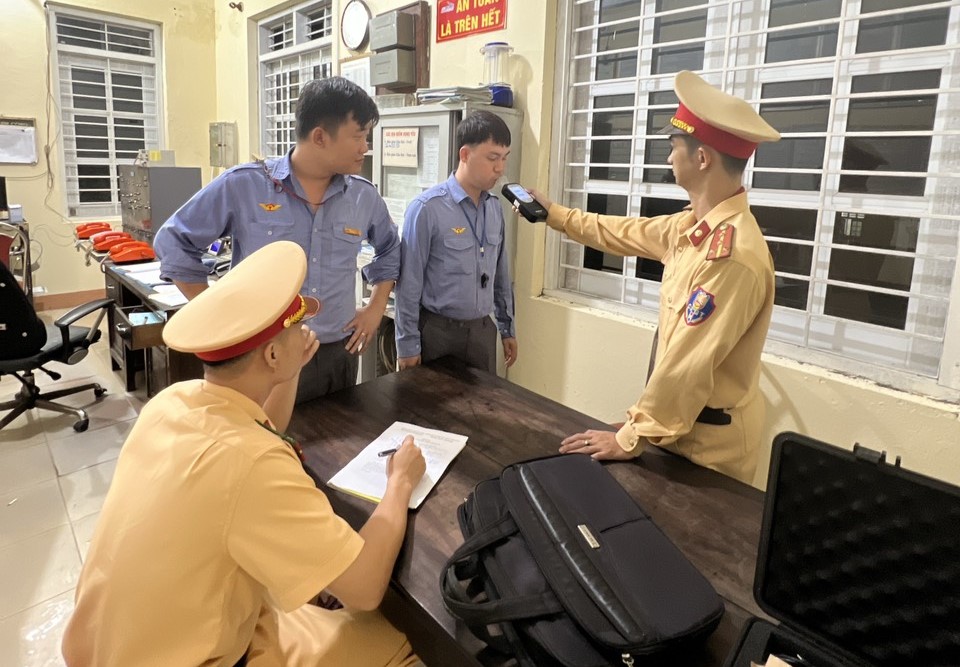 CSGT xuyên đêm kiểm tra, phát hiện nhân viên đường sắt vi phạm nồng độ cồn - Ảnh 11.
