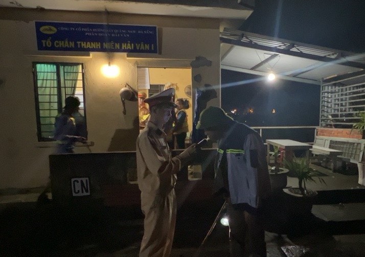 CSGT xuyên đêm kiểm tra, phát hiện nhân viên đường sắt vi phạm nồng độ cồn - Ảnh 10.