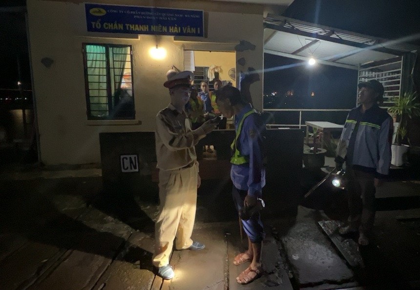 CSGT xuyên đêm kiểm tra, phát hiện nhân viên đường sắt vi phạm nồng độ cồn - Ảnh 7.