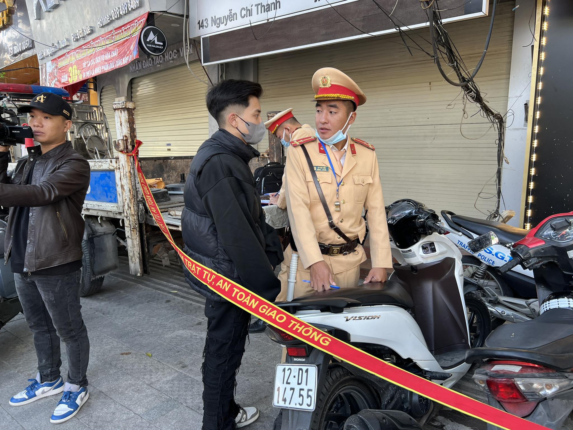 CSGT Hà Nội xử lý học sinh vi phạm kết hợp tuyên truyền ATGT- Ảnh 1.