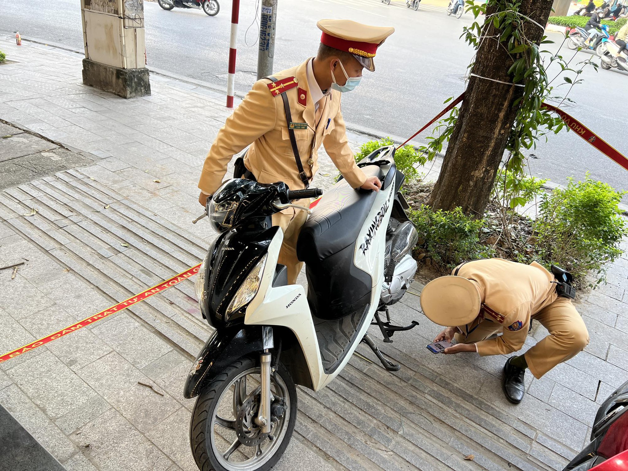 CSGT Hà Nội xử lý học sinh vi phạm kết hợp tuyên truyền ATGT- Ảnh 2.