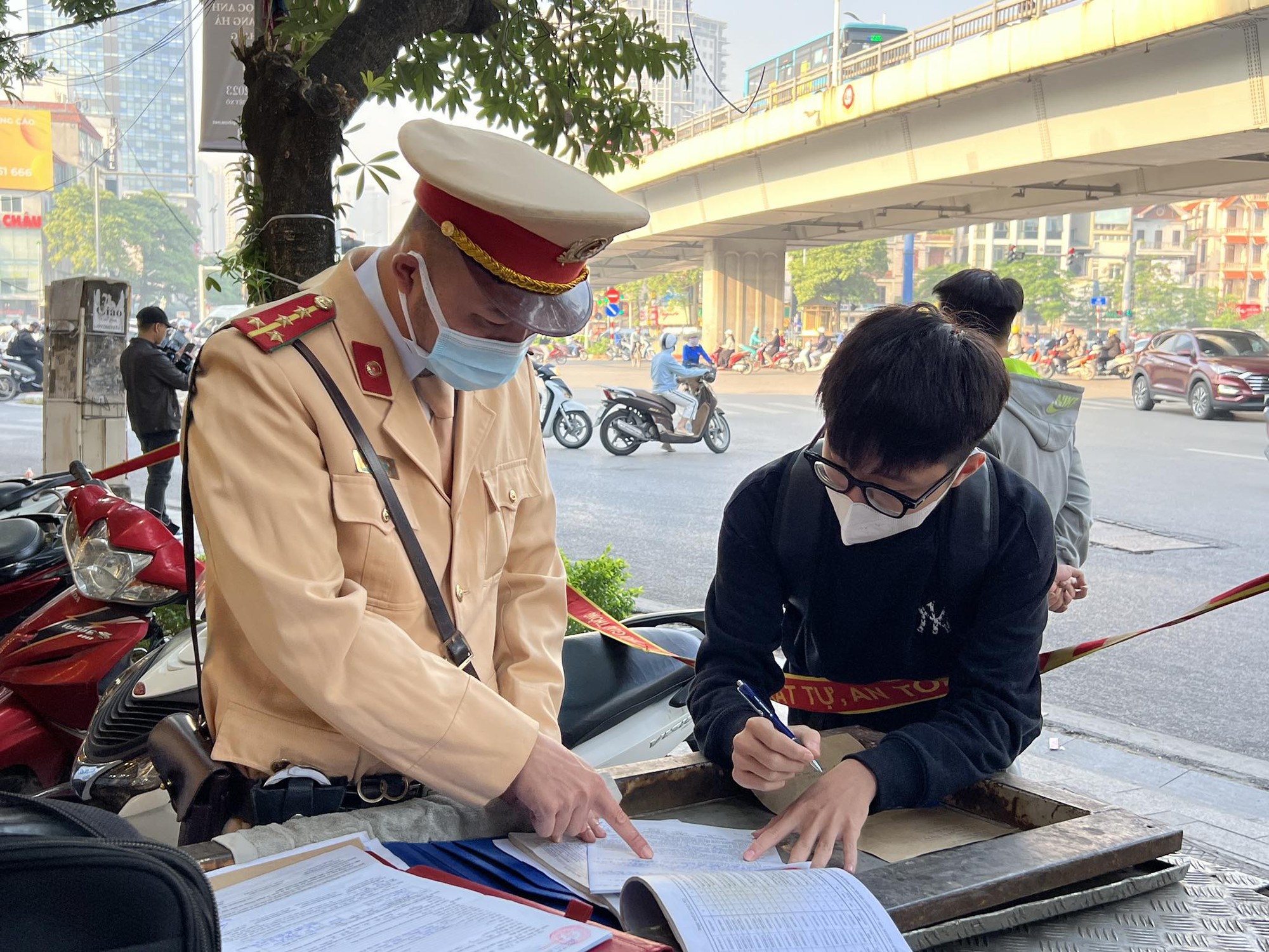 CSGT Hà Nội xử lý học sinh vi phạm kết hợp tuyên truyền ATGT- Ảnh 3.
