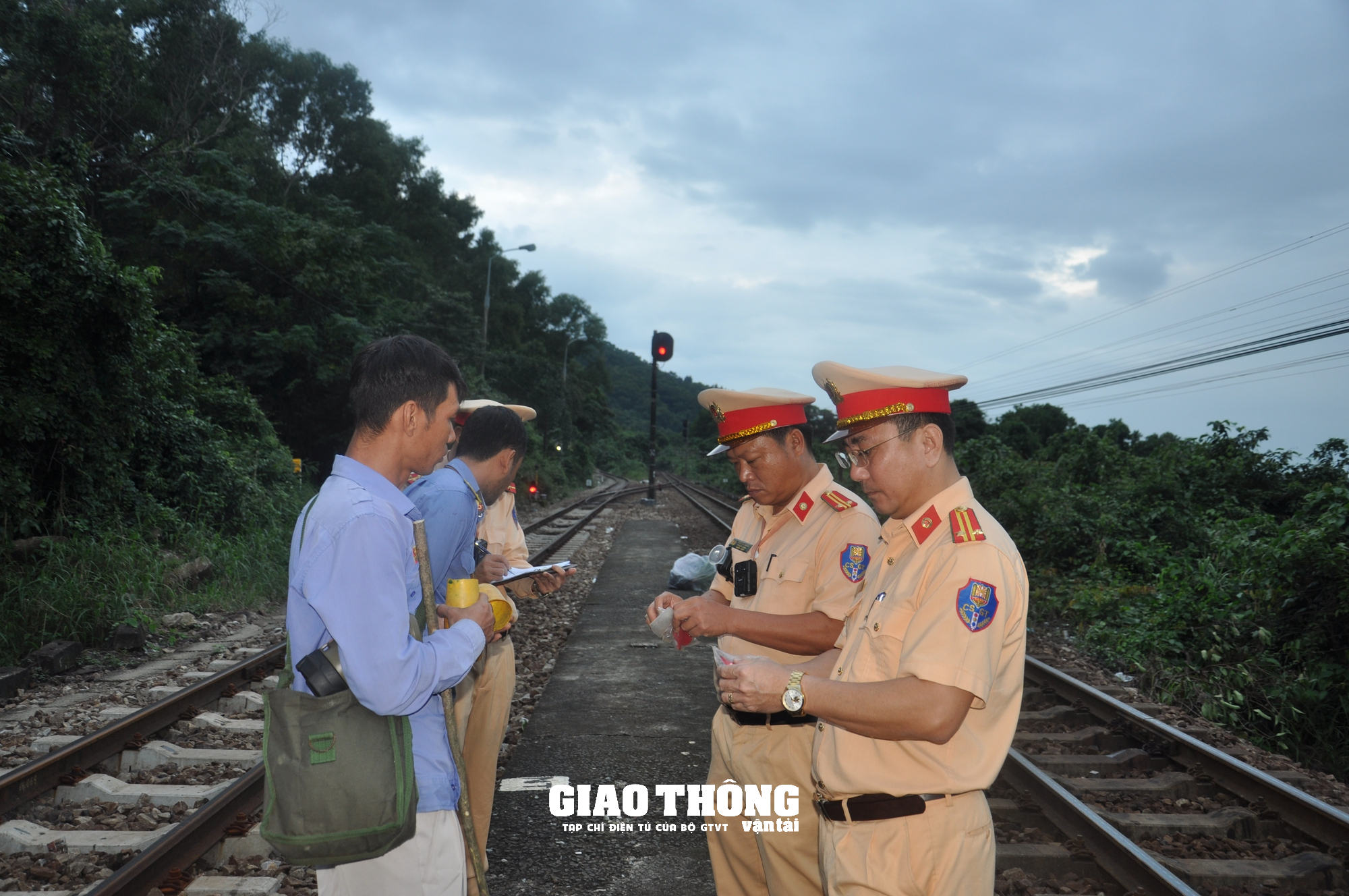 Video CSGT băng rừng, lội bộ kiểm tra nồng độ cồn nhân viên đường sắt Bắc - Nam- Ảnh 2.