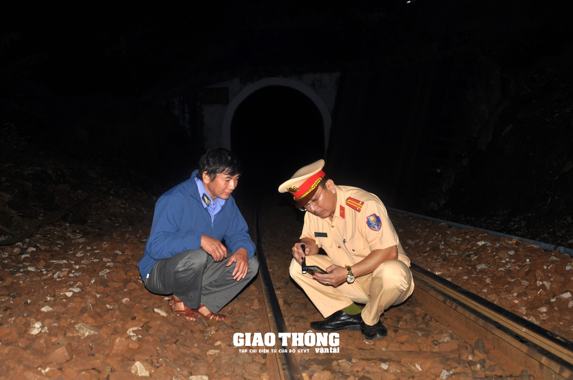 Video CSGT băng rừng, lội bộ kiểm tra nồng độ cồn nhân viên đường sắt Bắc - Nam- Ảnh 4.