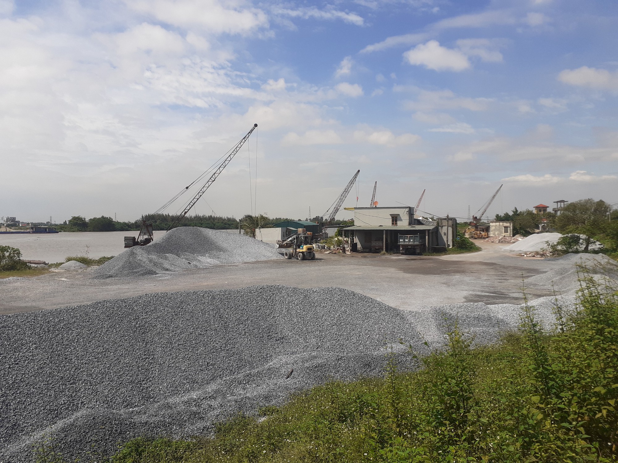 Thái Bình: Nhức nhối bến thủy, trạm trộn bê tông không phép uy hiếp đê điều, mất ATGT- Ảnh 5. Thái Bình: Nhức nhối bến thủy, trạm trộn bê tông không phép uy hiếp đê điều, mất ATGT- Ảnh 5.