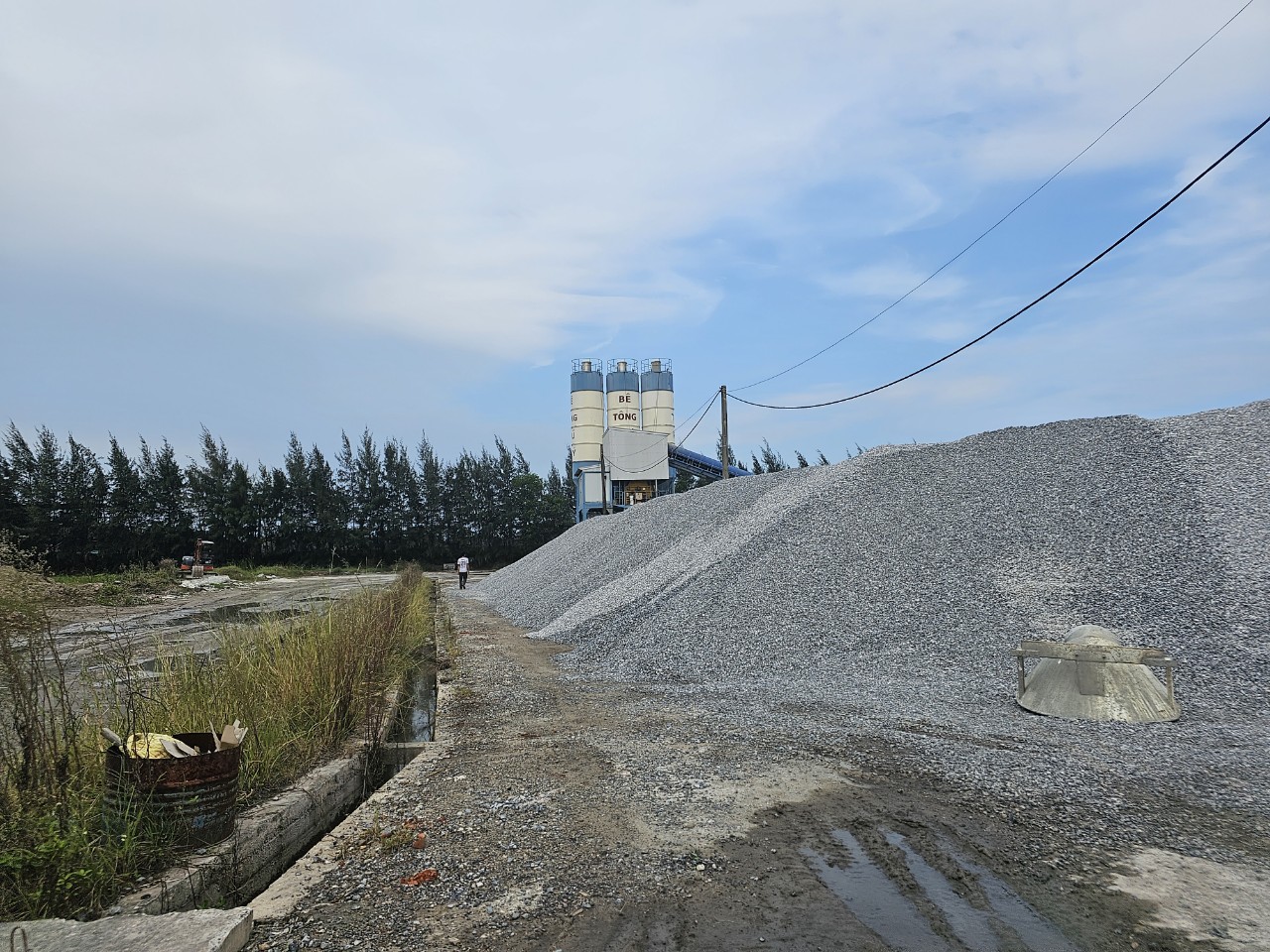 Thái Bình: Nhức nhối bến thủy, trạm trộn bê tông không phép uy hiếp đê điều, mất ATGT- Ảnh 7. Thái Bình: Nhức nhối bến thủy, trạm trộn bê tông không phép uy hiếp đê điều, mất ATGT- Ảnh 7.