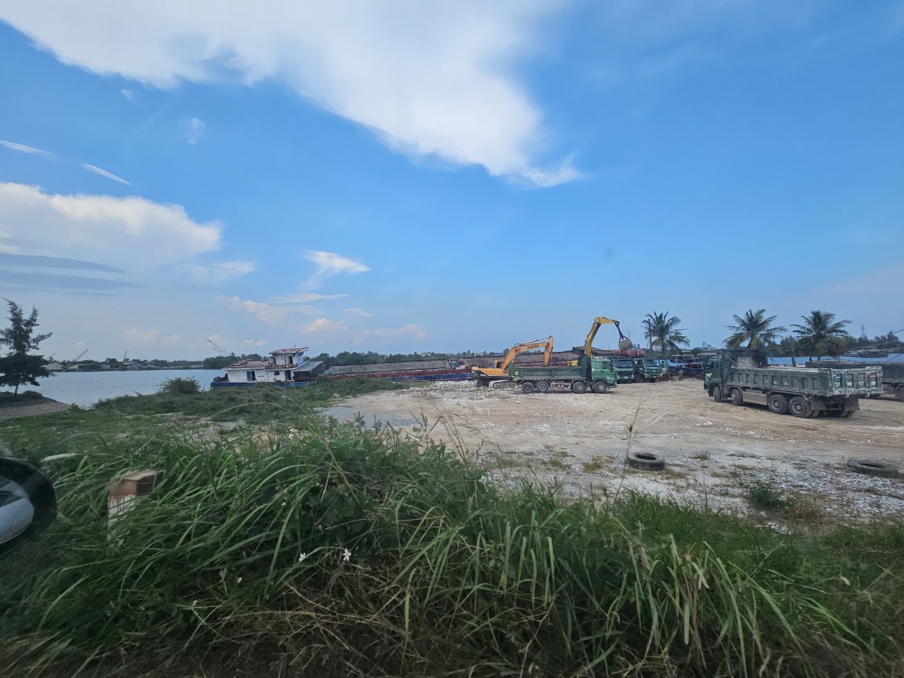 Thái Bình: Nhức nhối bến thủy, trạm trộn bê tông không phép uy hiếp đê điều, mất ATGT- Ảnh 1. Thái Bình: Nhức nhối bến thủy, trạm trộn bê tông không phép uy hiếp đê điều, mất ATGT- Ảnh 1.