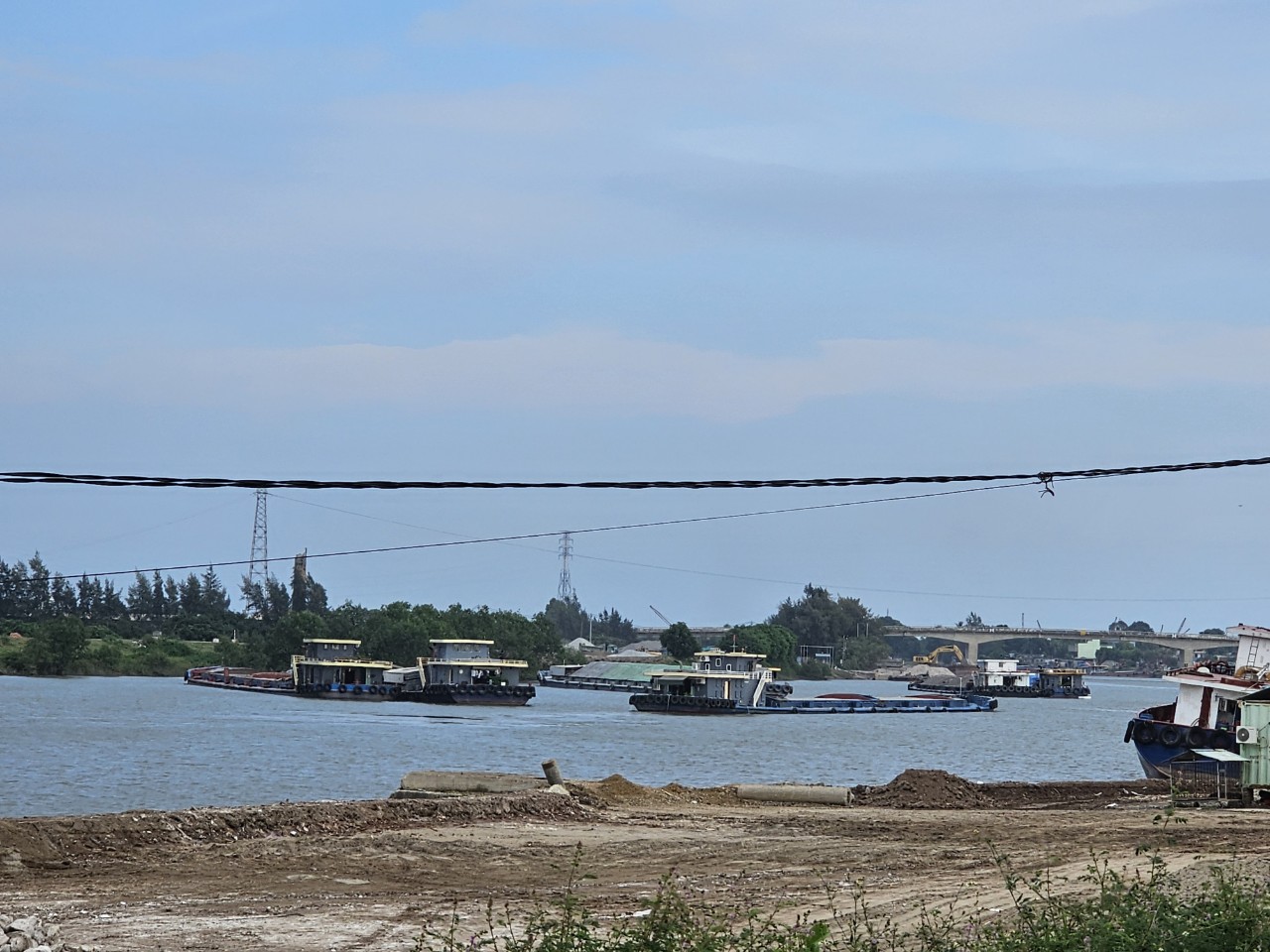 Thái Bình: Nhức nhối bến thủy, trạm trộn bê tông không phép uy hiếp đê điều, mất ATGT- Ảnh 6. Thái Bình: Nhức nhối bến thủy, trạm trộn bê tông không phép uy hiếp đê điều, mất ATGT- Ảnh 6.