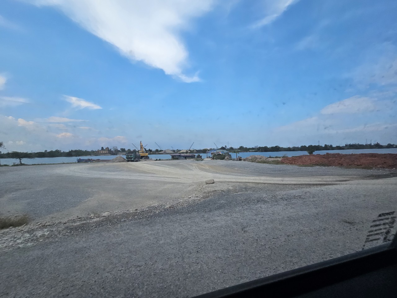 Thái Bình: Nhức nhối bến thủy, trạm trộn bê tông không phép uy hiếp đê điều, mất ATGT- Ảnh 3. Thái Bình: Nhức nhối bến thủy, trạm trộn bê tông không phép uy hiếp đê điều, mất ATGT- Ảnh 3.