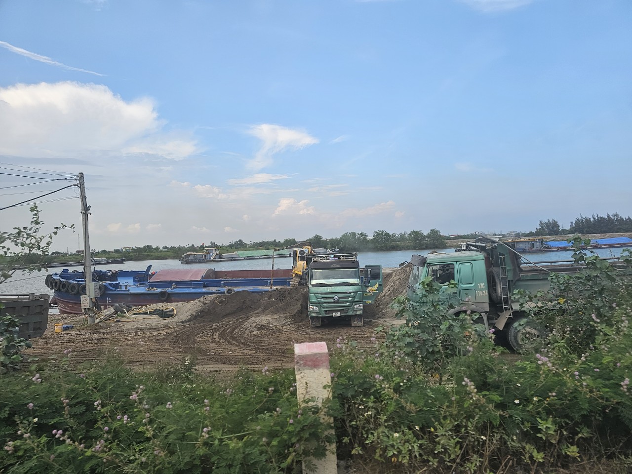 Thái Bình: Nhức nhối bến thủy, trạm trộn bê tông không phép uy hiếp đê điều, mất ATGT- Ảnh 4. Thái Bình: Nhức nhối bến thủy, trạm trộn bê tông không phép uy hiếp đê điều, mất ATGT- Ảnh 4.