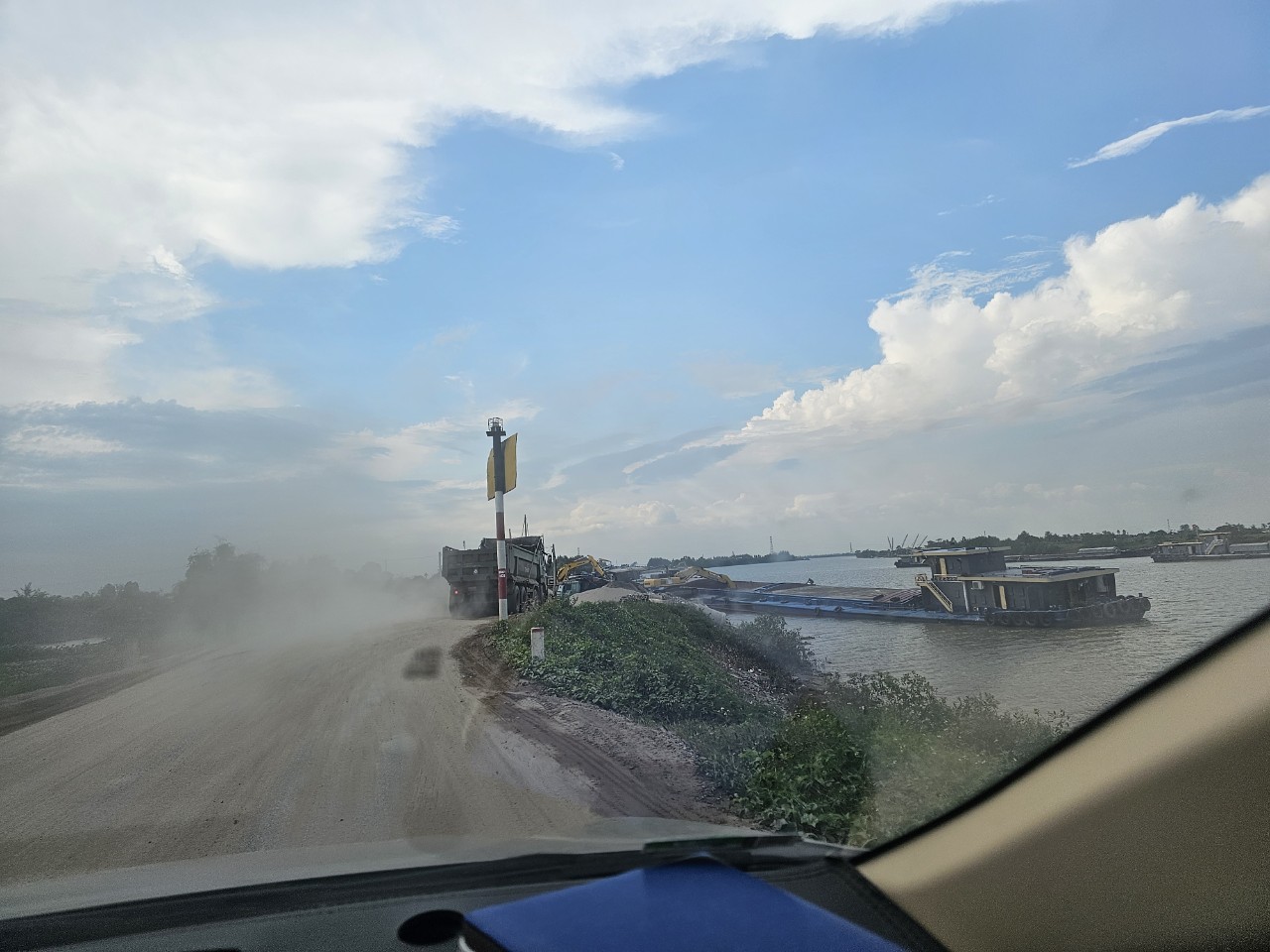 Thái Bình: Nhức nhối bến thủy, trạm trộn bê tông không phép uy hiếp đê điều, mất ATGT- Ảnh 2. Thái Bình: Nhức nhối bến thủy, trạm trộn bê tông không phép uy hiếp đê điều, mất ATGT- Ảnh 2.