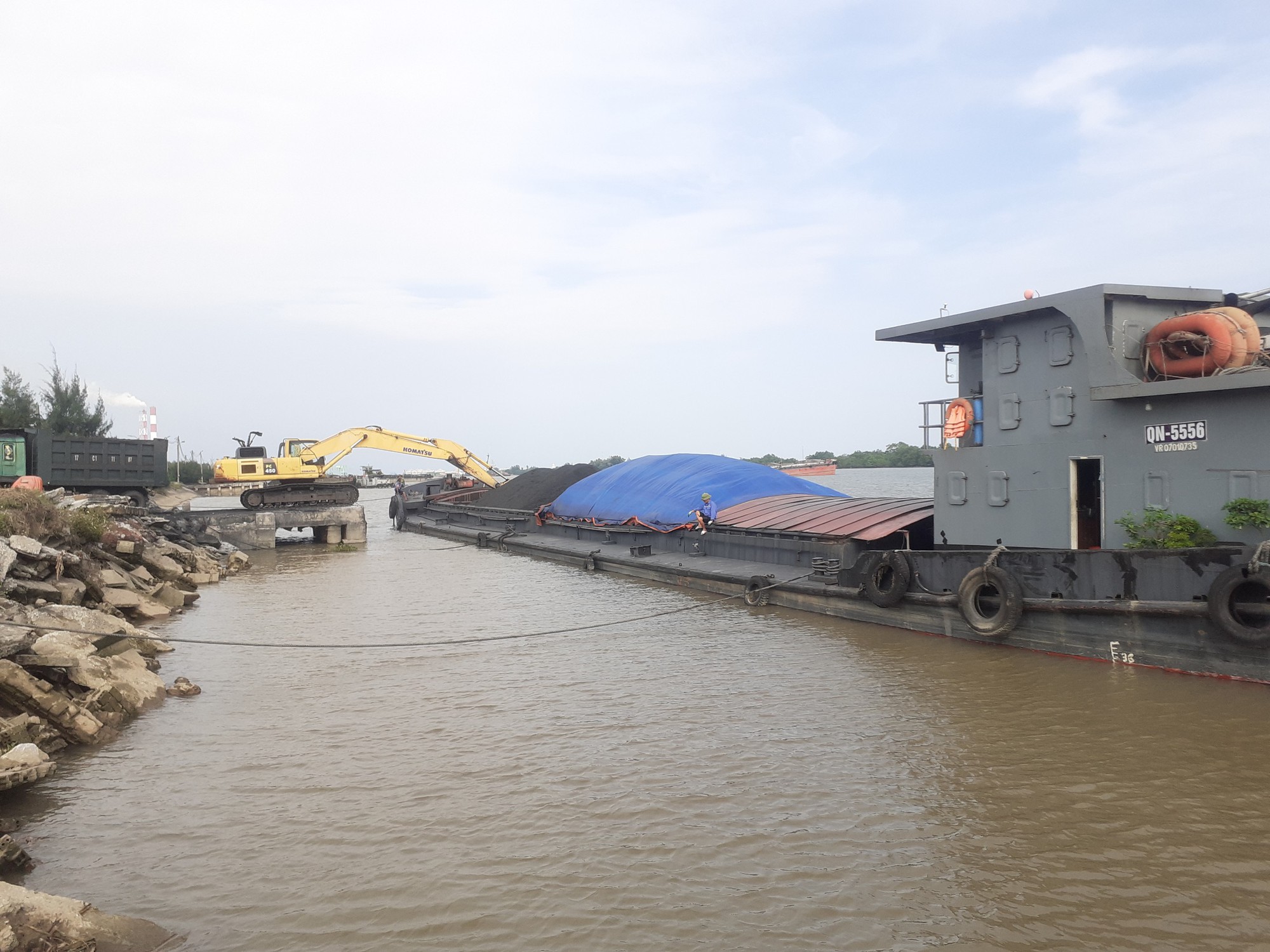 Thái Bình: Nhức nhối bến thủy, trạm trộn bê tông không phép uy hiếp đê điều, mất ATGT- Ảnh 8. Thái Bình: Nhức nhối bến thủy, trạm trộn bê tông không phép uy hiếp đê điều, mất ATGT- Ảnh 8.