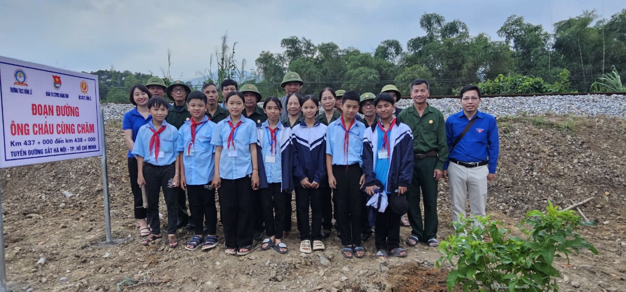 Ngày hội “Đoạn đường ông cháu cùng chăm” và “Đường tàu - Đường hoa” trên địa bàn Quảng Bình- Ảnh 5. Ngày hội “Đoạn đường ông cháu cùng chăm” và “Đường tàu - Đường hoa” trên địa bàn Quảng Bình- Ảnh 5.