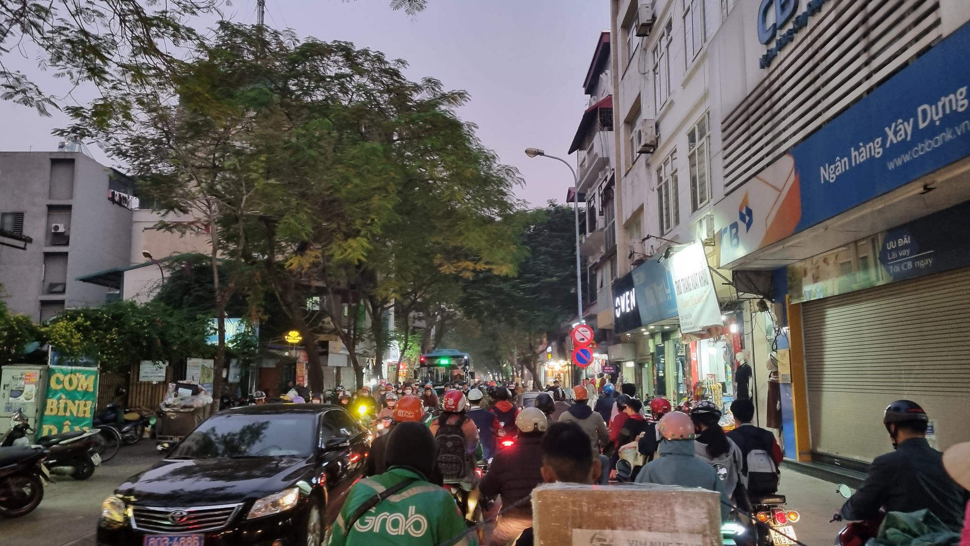 Hà Nội: Sau 1 tháng thí điểm lưu thông 2 chiều ôtô, đoạn phố Đội Cấn gia tăng ùn tắc- Ảnh 4.